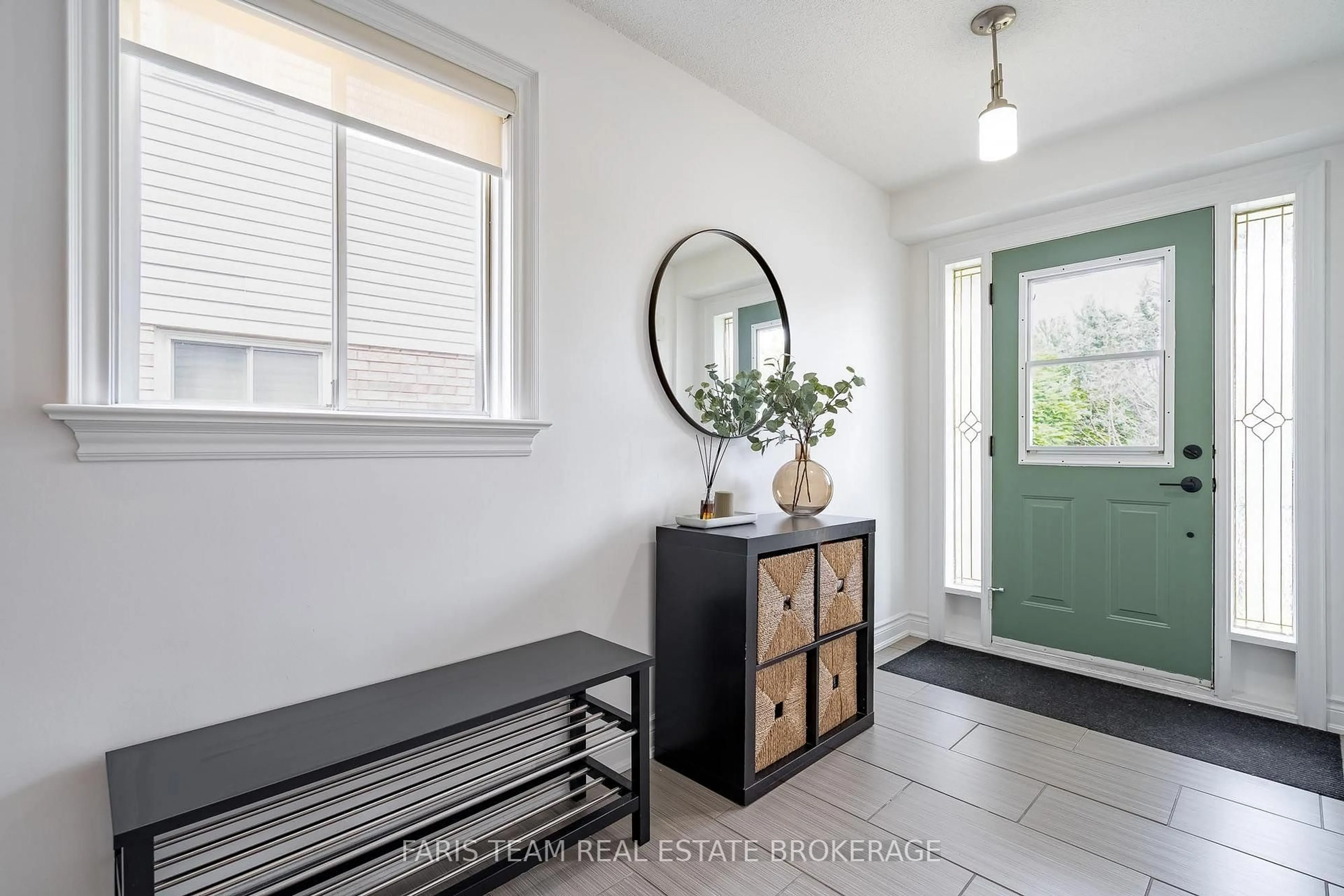 Indoor entryway for 49 Cunningham Dr, Barrie Ontario L4N 8L4