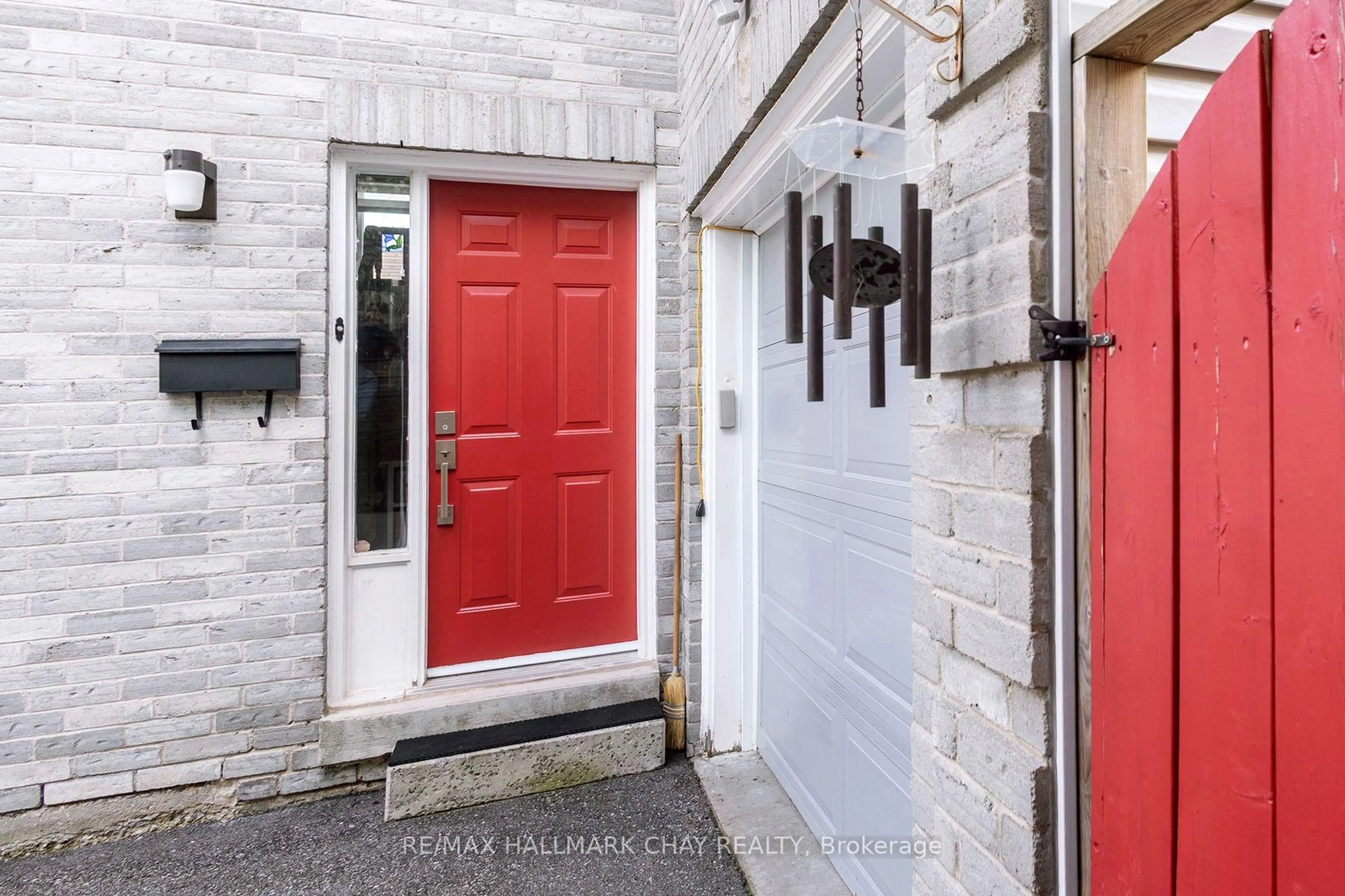 Indoor entryway for 28 Pae Dr, Barrie Ontario L4N 7N7