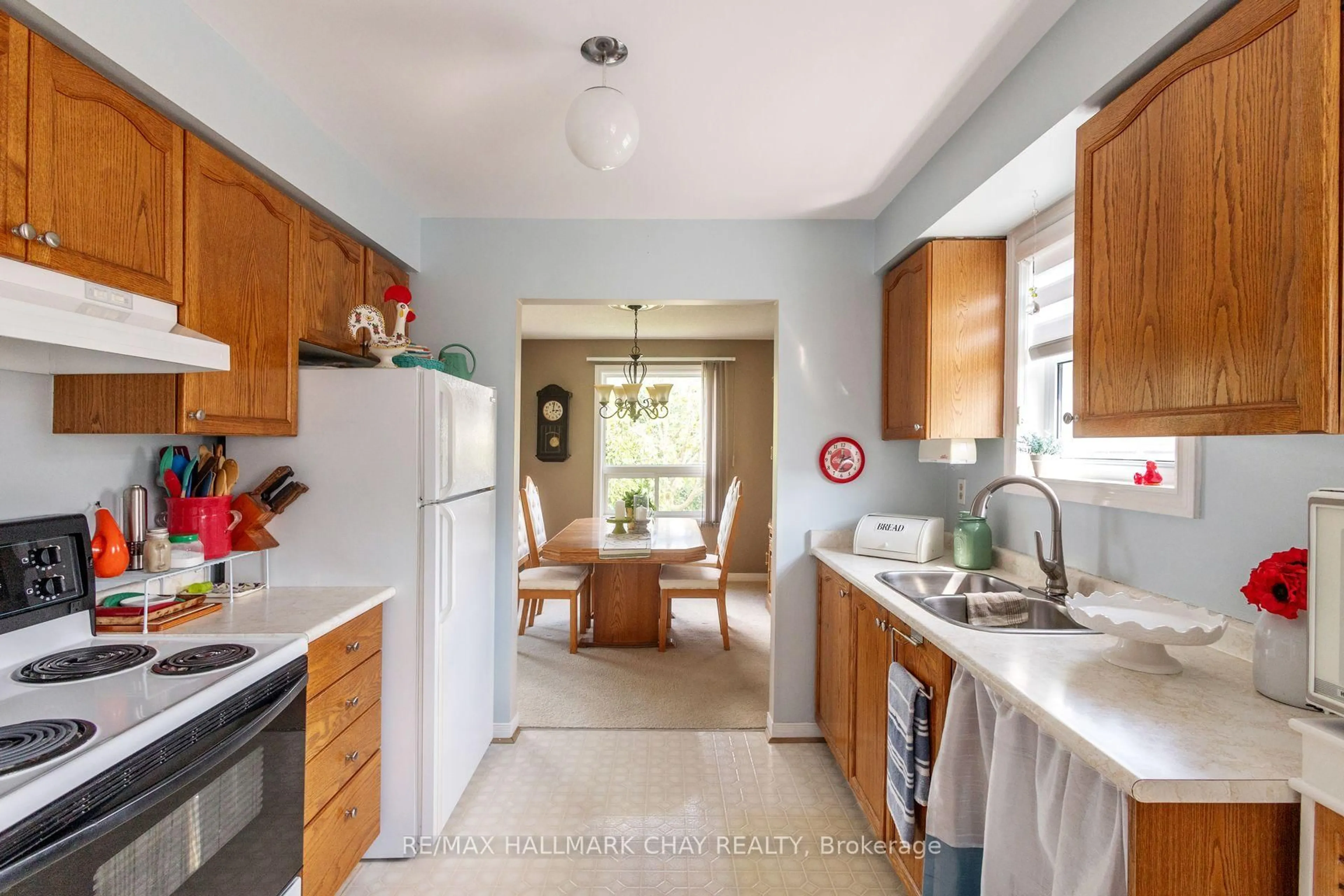 Standard kitchen, ceramic/tile floor for 28 Pae Dr, Barrie Ontario L4N 7N7