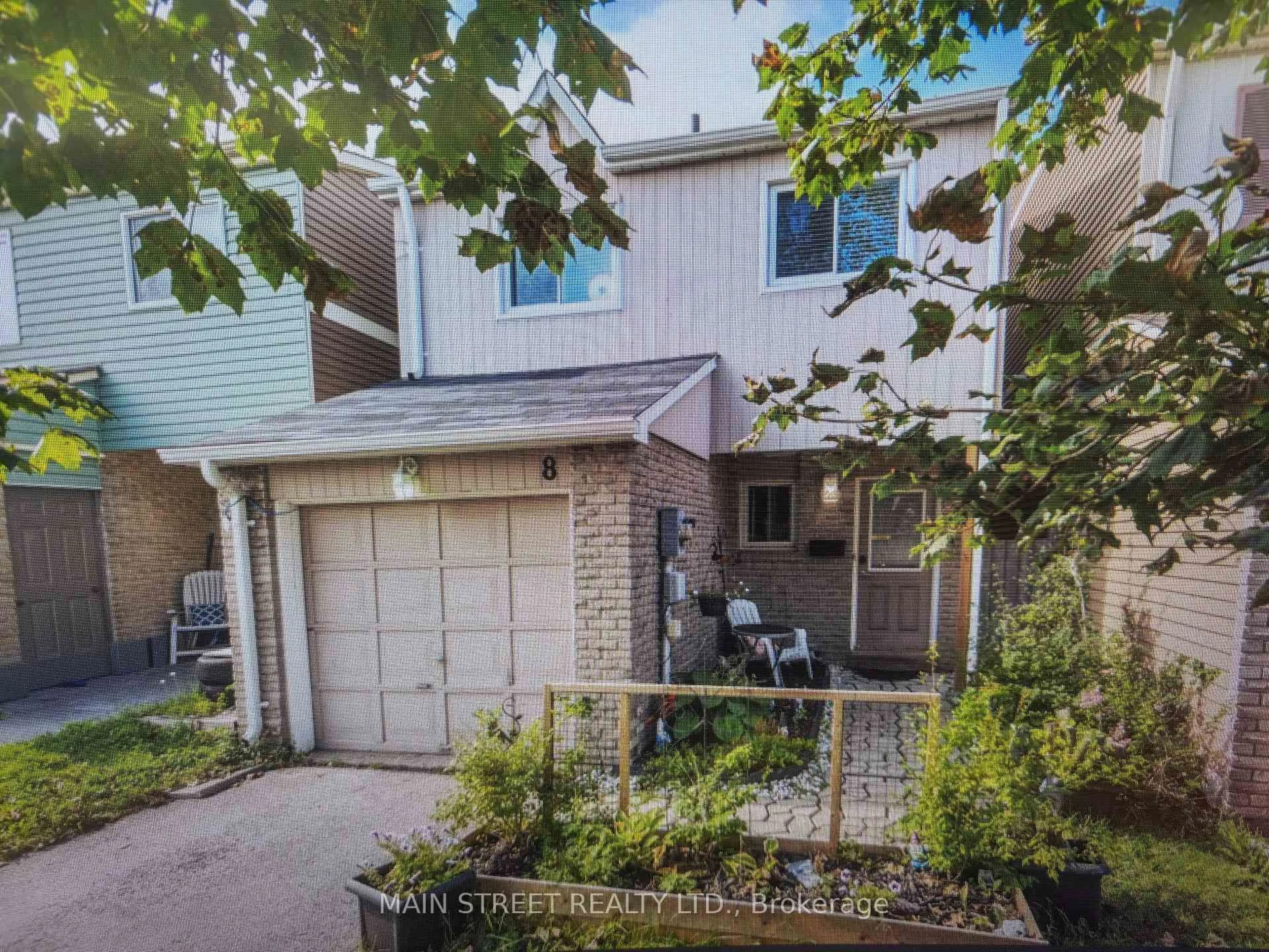 A pic from outside/outdoor area/front of a property/back of a property/a pic from drone, street for 8 Robin Crt, Barrie Ontario L4M 5M1