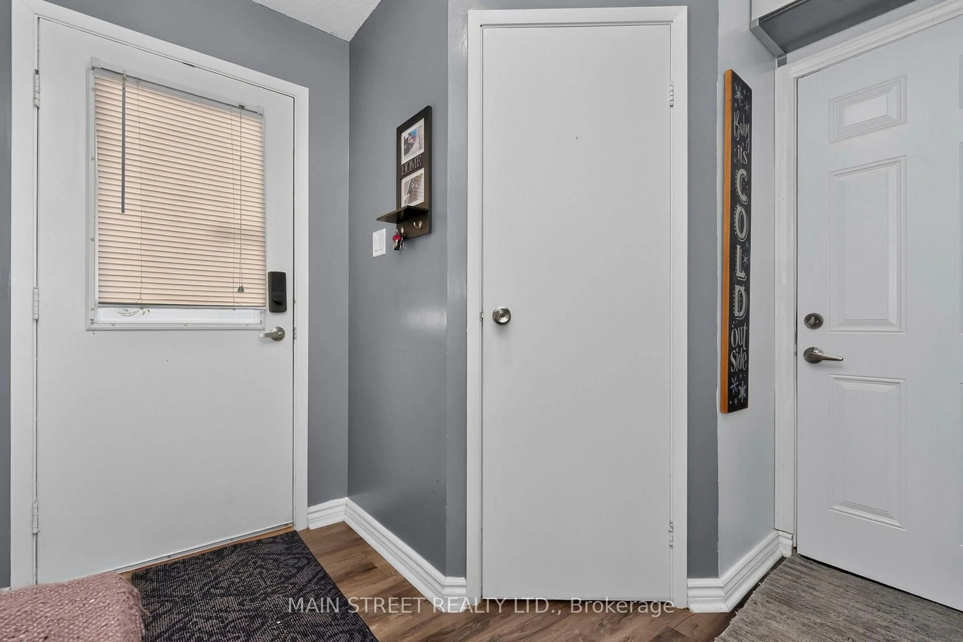 Indoor entryway for 8 Robin Crt, Barrie Ontario L4M 5M1