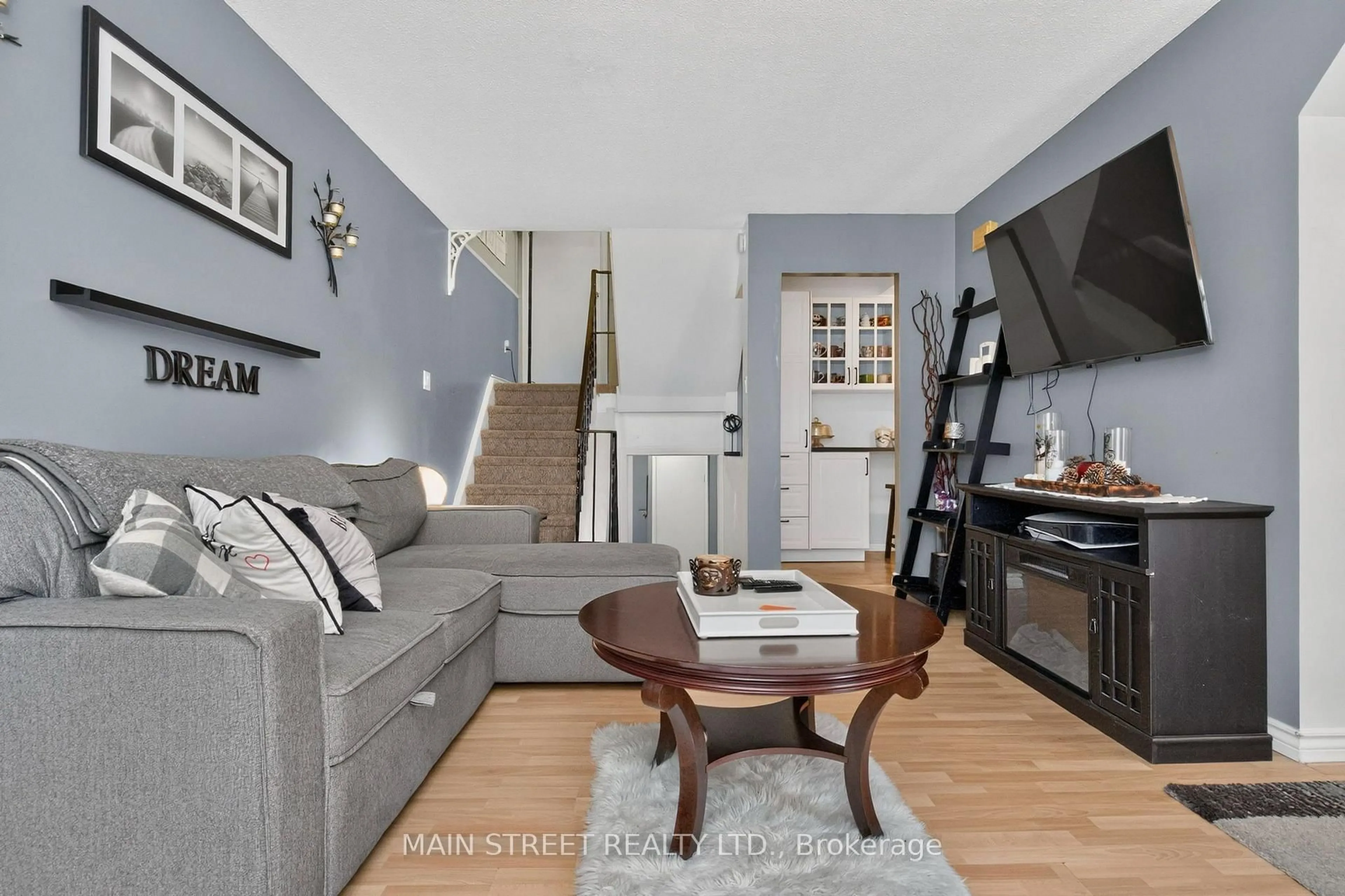 Living room with furniture, unknown for 8 Robin Crt, Barrie Ontario L4M 5M1