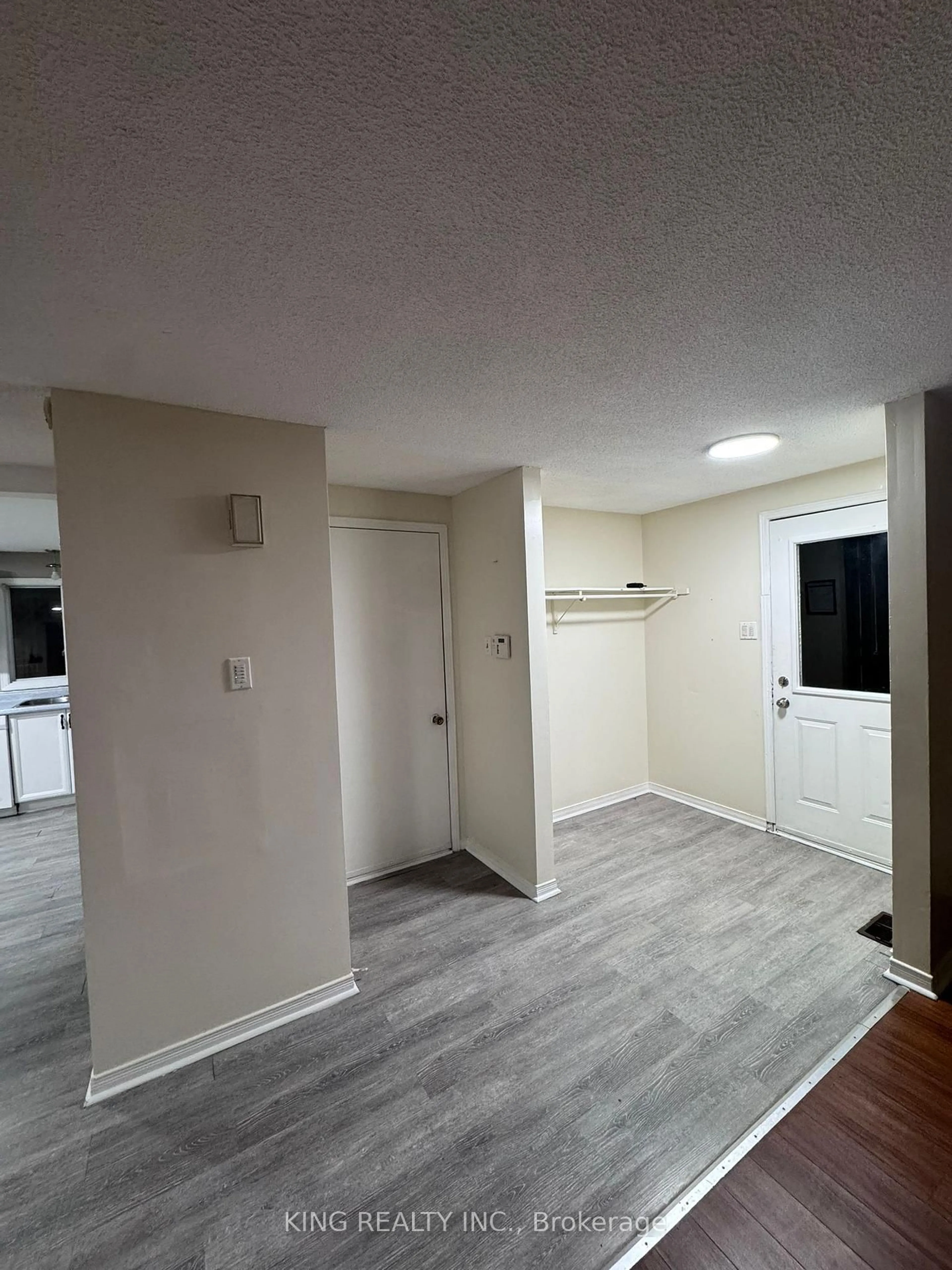 A pic of a room for 139 Hickling Tr, Barrie Ontario L4M 5T7
