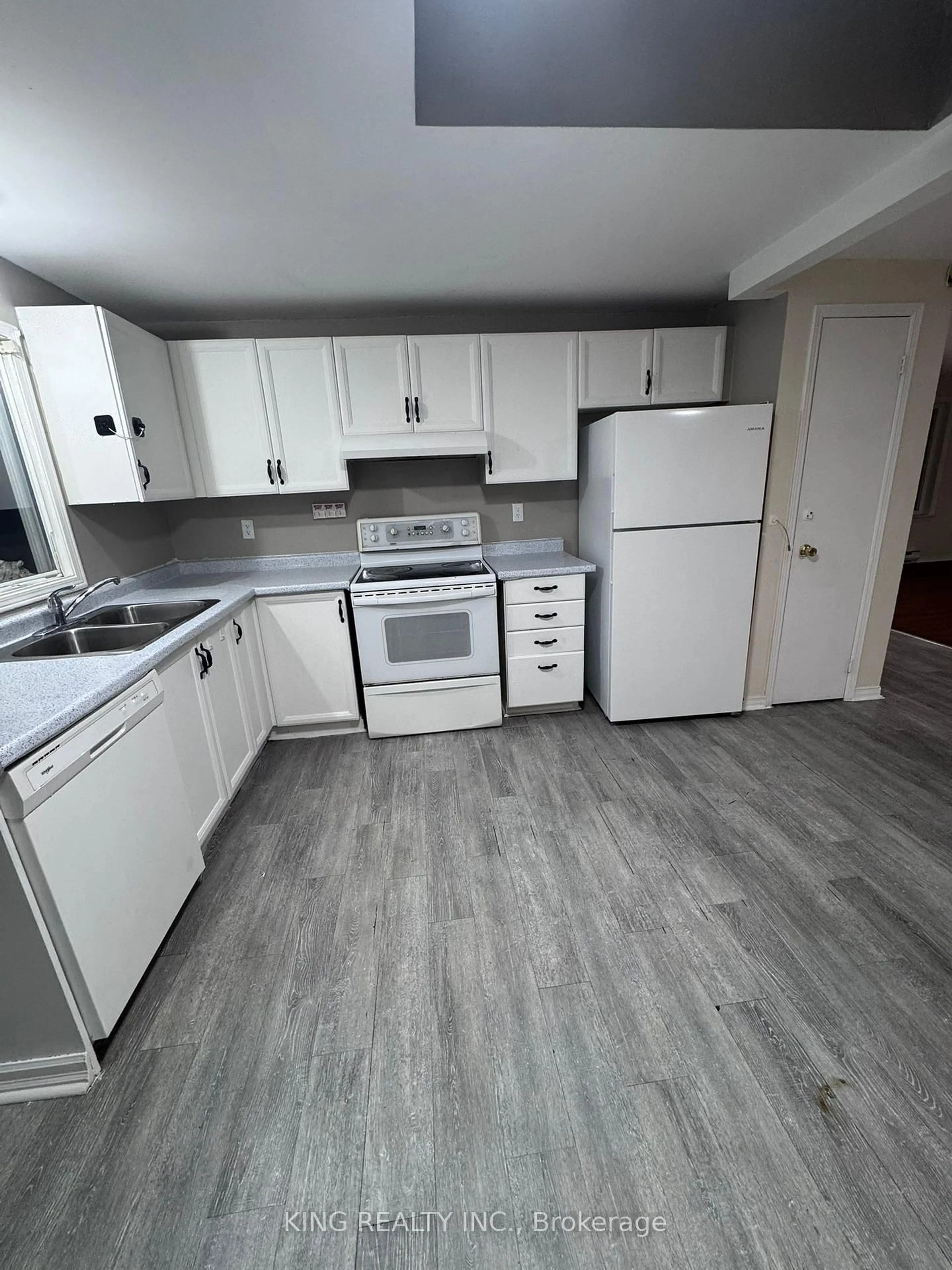 Standard kitchen, wood/laminate floor for 139 Hickling Tr, Barrie Ontario L4M 5T7