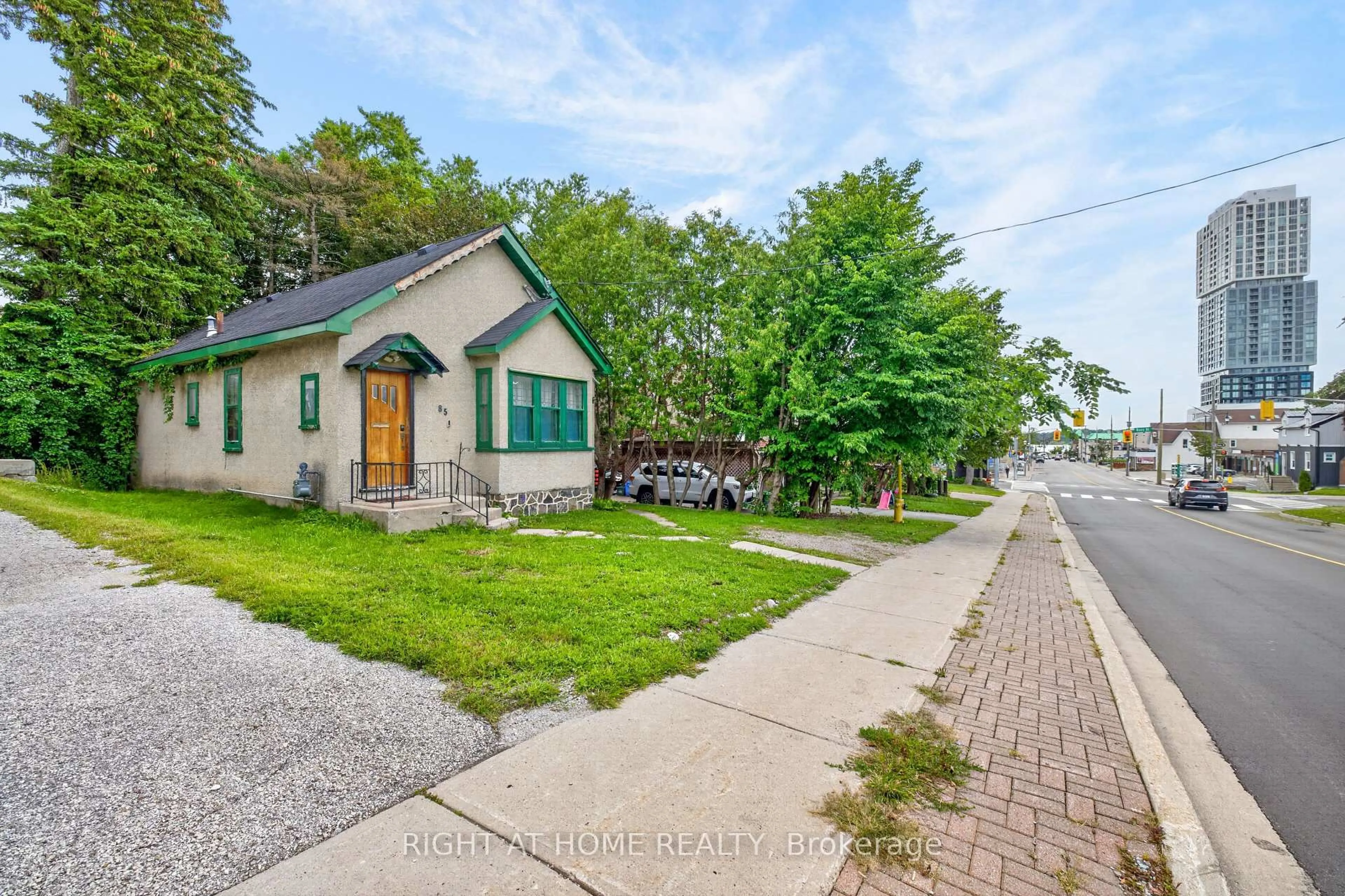 A pic from outside/outdoor area/front of a property/back of a property/a pic from drone, street for 85 Maple Ave, Barrie Ontario L4N 1S1