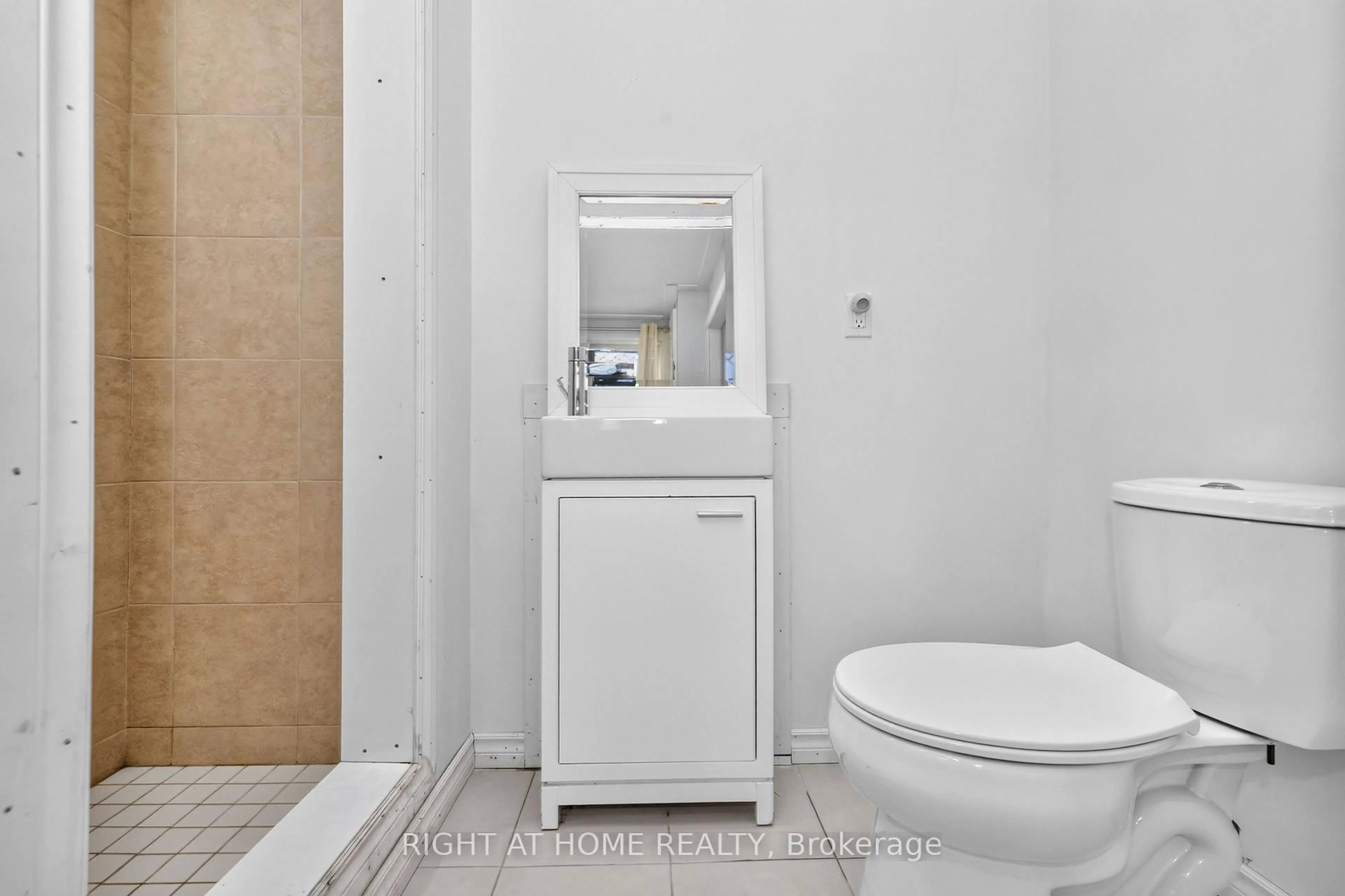 Standard bathroom, unknown for 85 Maple Ave, Barrie Ontario L4N 1S1