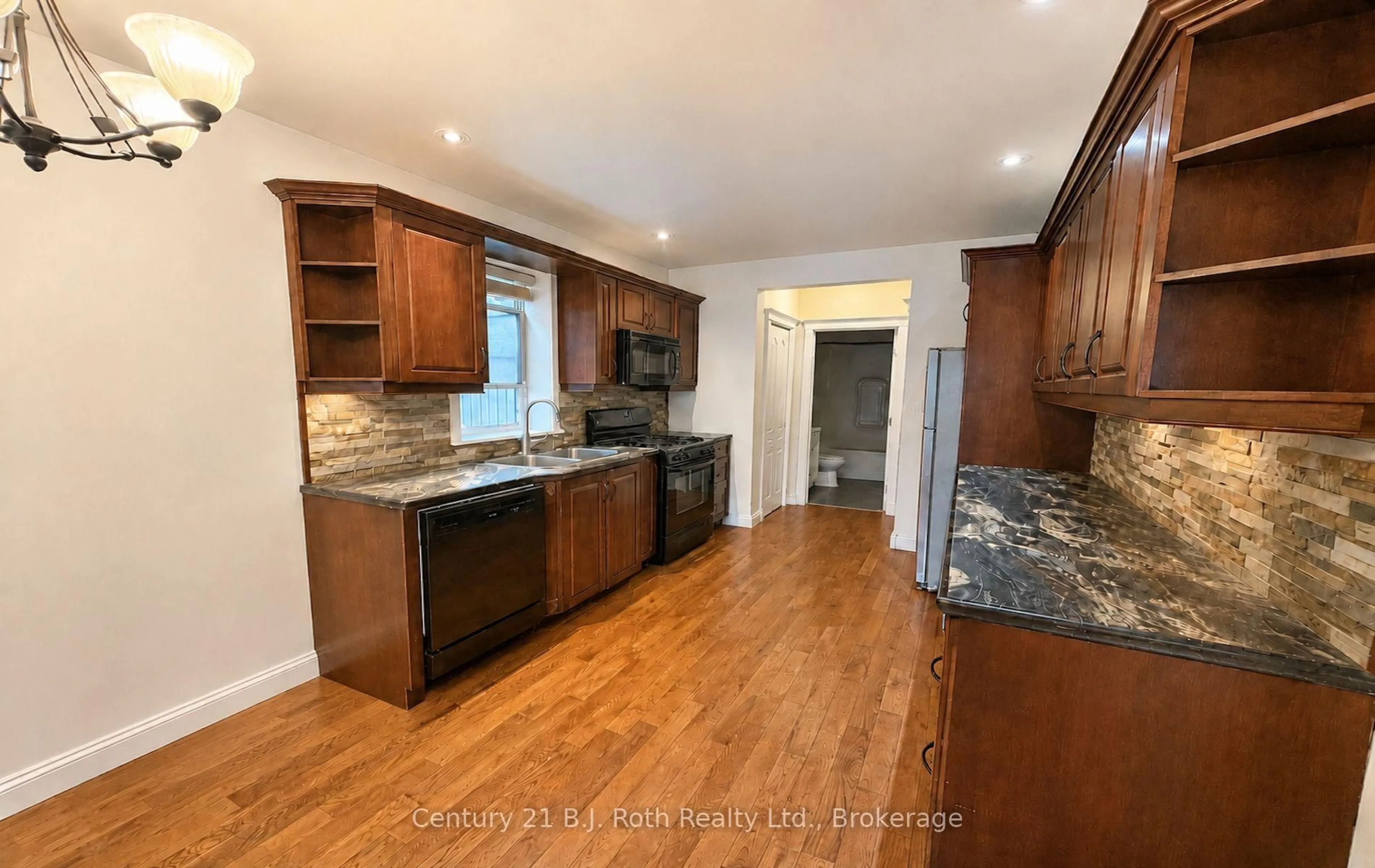 Open concept kitchen, unknown for 100 Cameron St, Orillia Ontario L3V 5R7