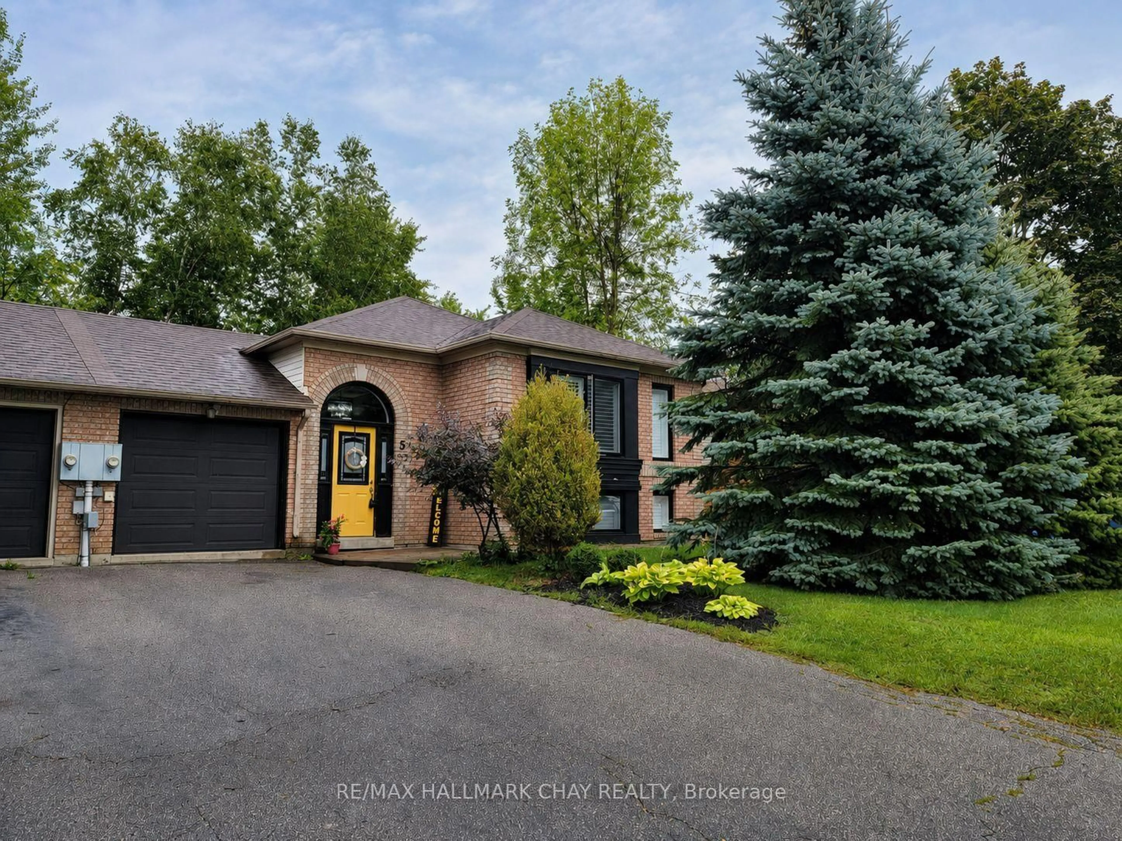 Home with brick exterior material, street for 5 Harbour Cres, Wasaga Beach Ontario L9Z 1G4