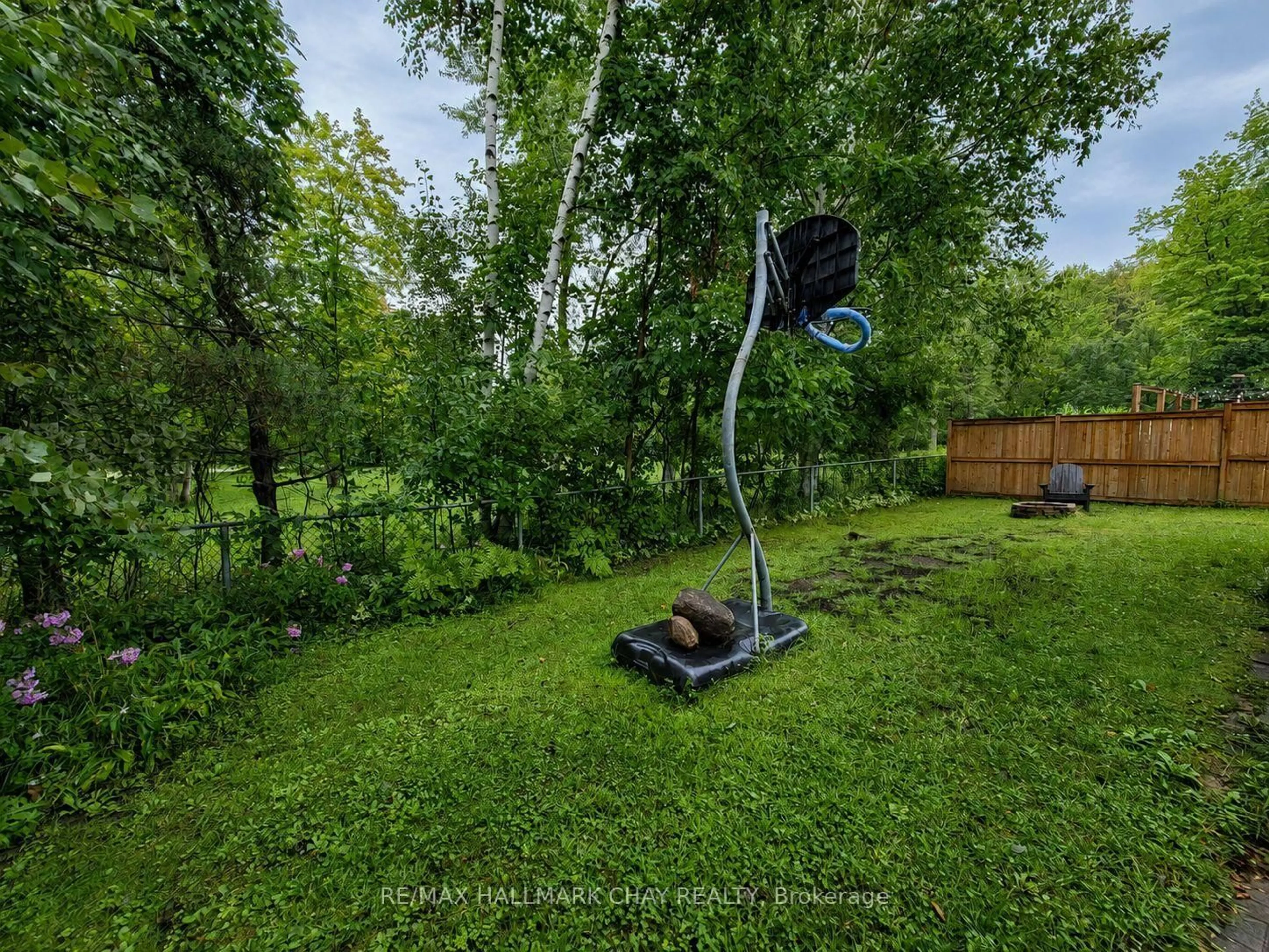 A pic from outside/outdoor area/front of a property/back of a property/a pic from drone, forest/trees view for 5 Harbour Cres, Wasaga Beach Ontario L9Z 1G4