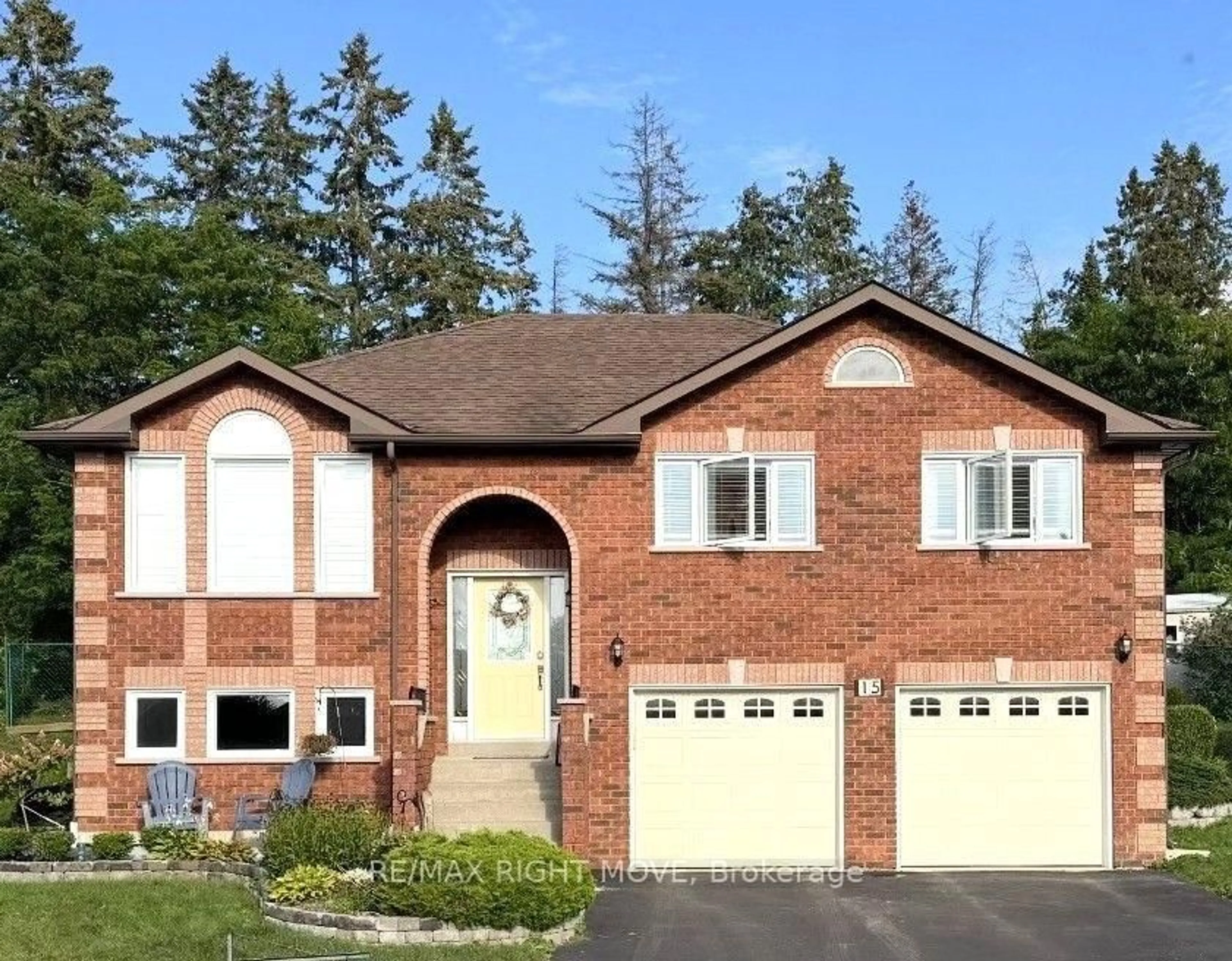 Home with brick exterior material, street for 15 Watson Crt, Orillia Ontario L3V 7S5