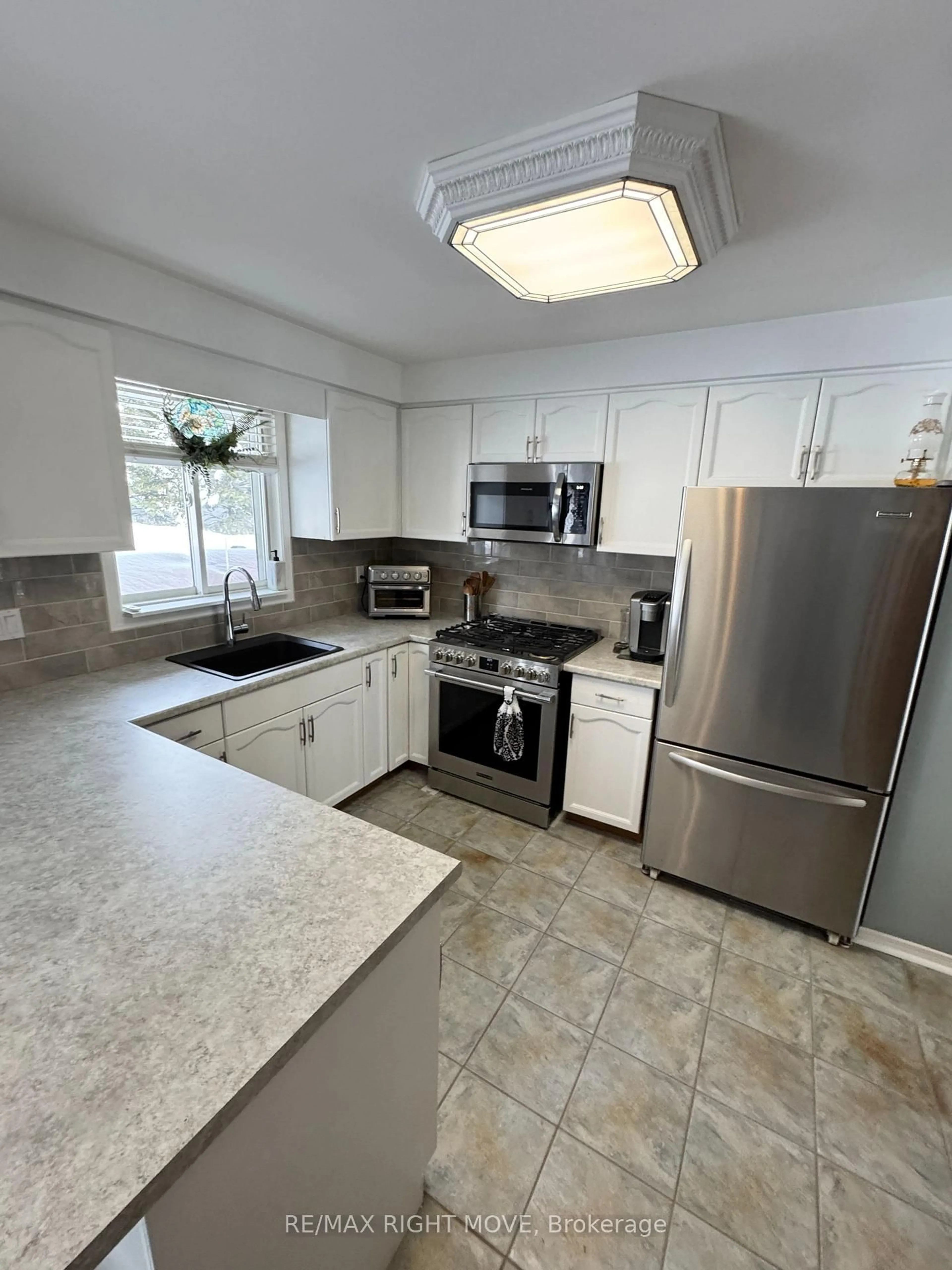 Standard kitchen, ceramic/tile floor for 15 Watson Crt, Orillia Ontario L3V 7S5