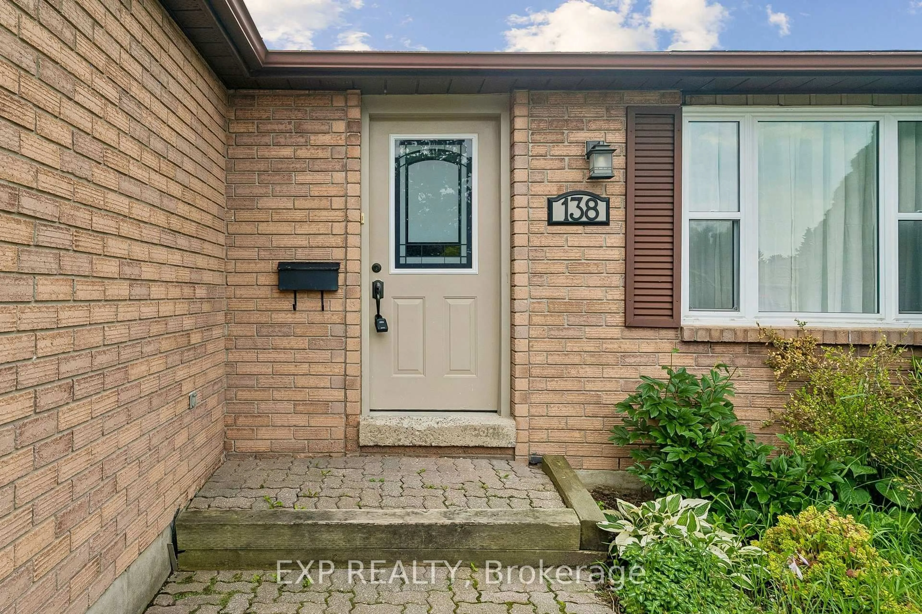 Indoor entryway for 138 Lillian Cres, Barrie Ontario L4N 5X5