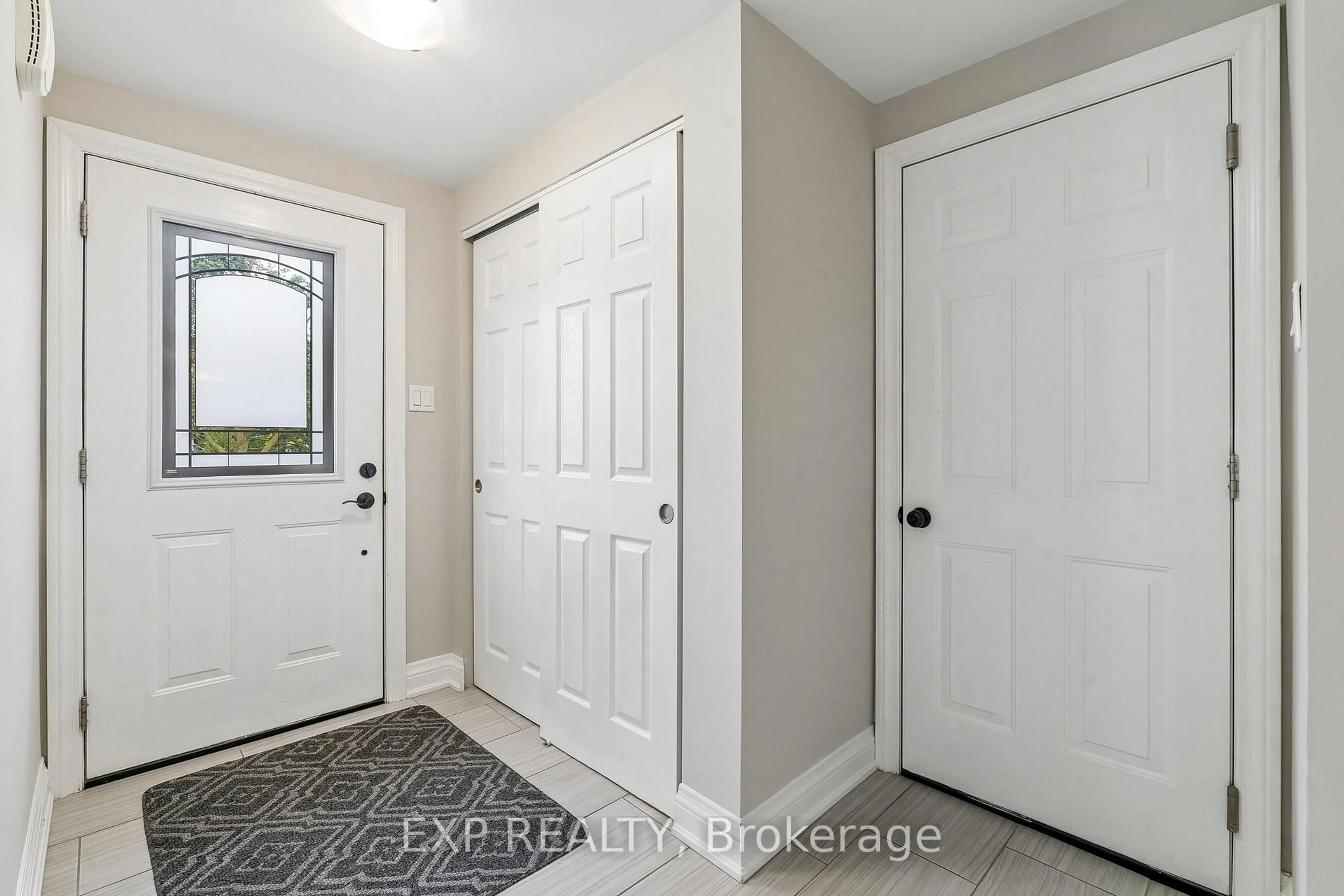 Indoor entryway for 138 Lillian Cres, Barrie Ontario L4N 5X5
