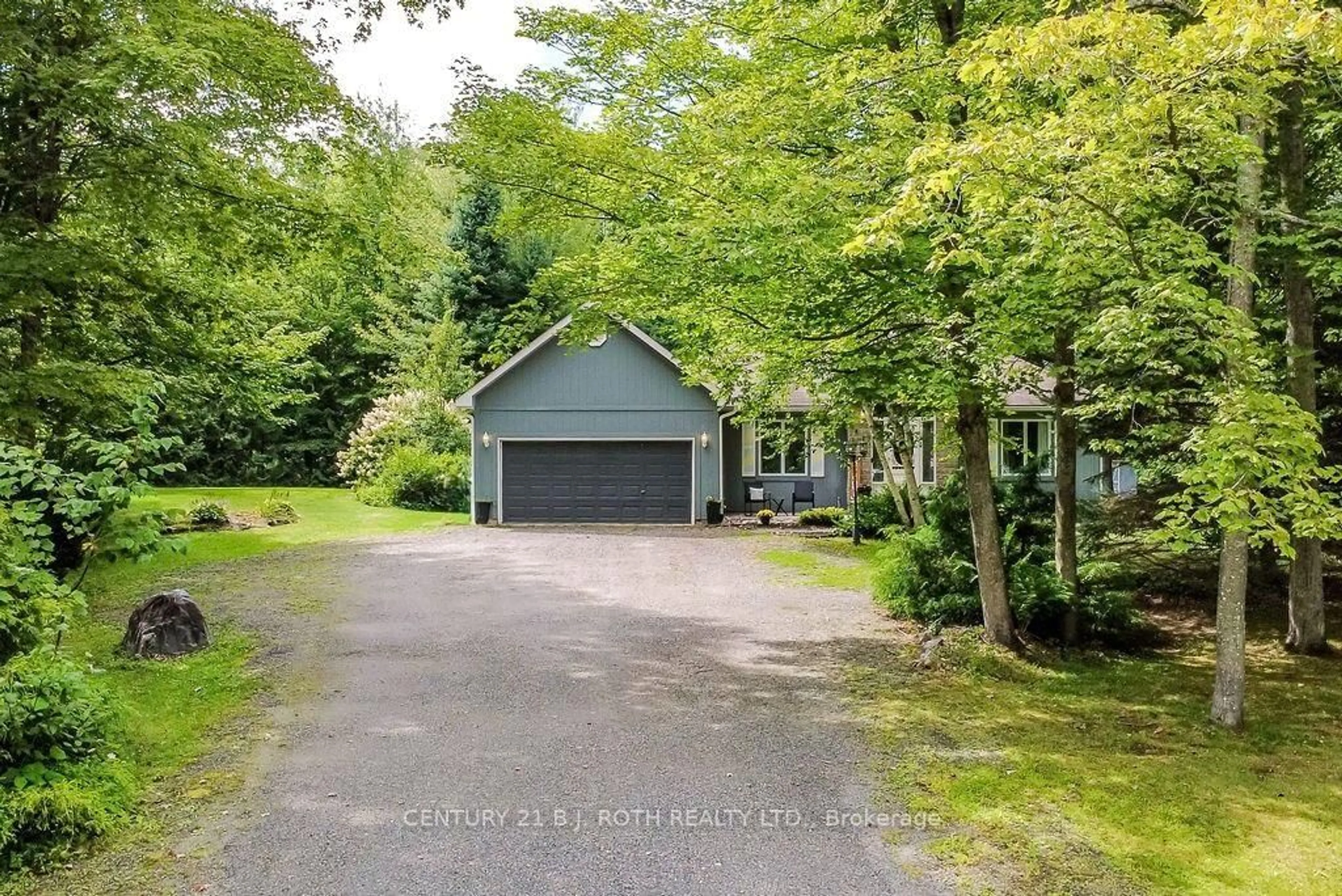 A pic from outside/outdoor area/front of a property/back of a property/a pic from drone, unknown for 2604 The Birches Rd, Severn Ontario L0K 2B0