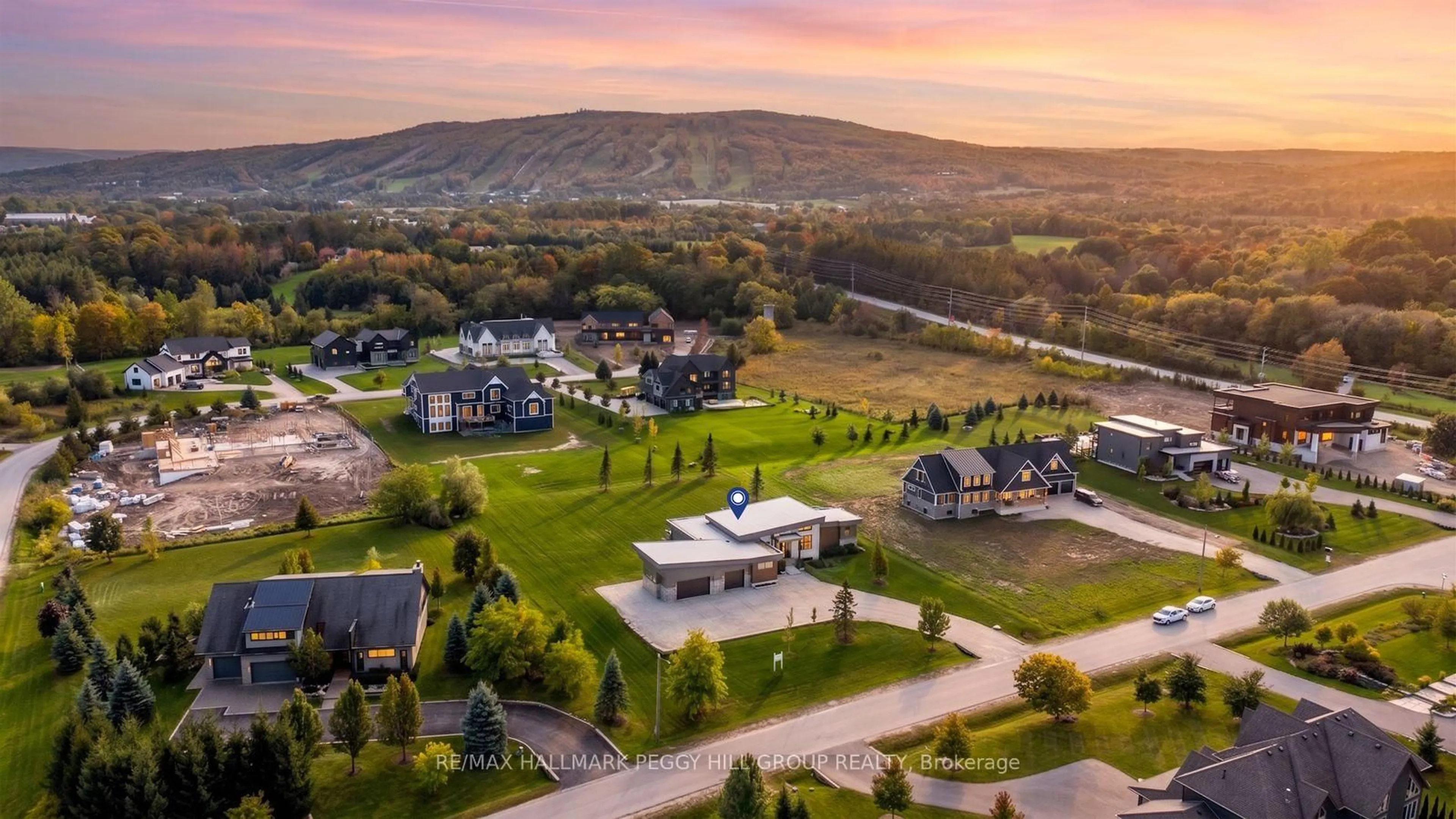A pic from outside/outdoor area/front of a property/back of a property/a pic from drone, mountain view for 7 Meadowlark Way, Collingwood Ontario L9Y 0K1
