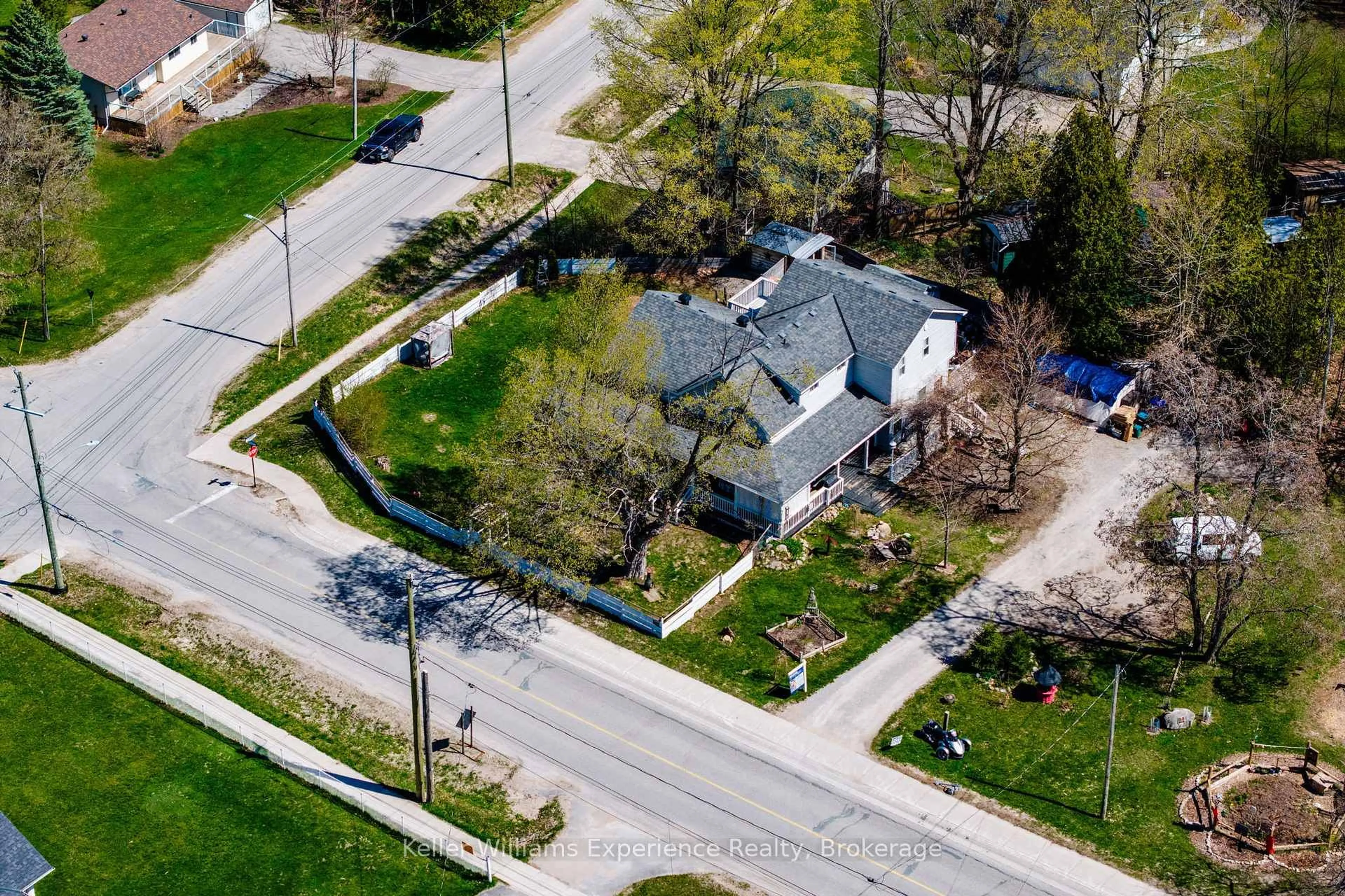 A pic from outside/outdoor area/front of a property/back of a property/a pic from drone, street for 107 Pine St, Tay Ontario L0K 2C0