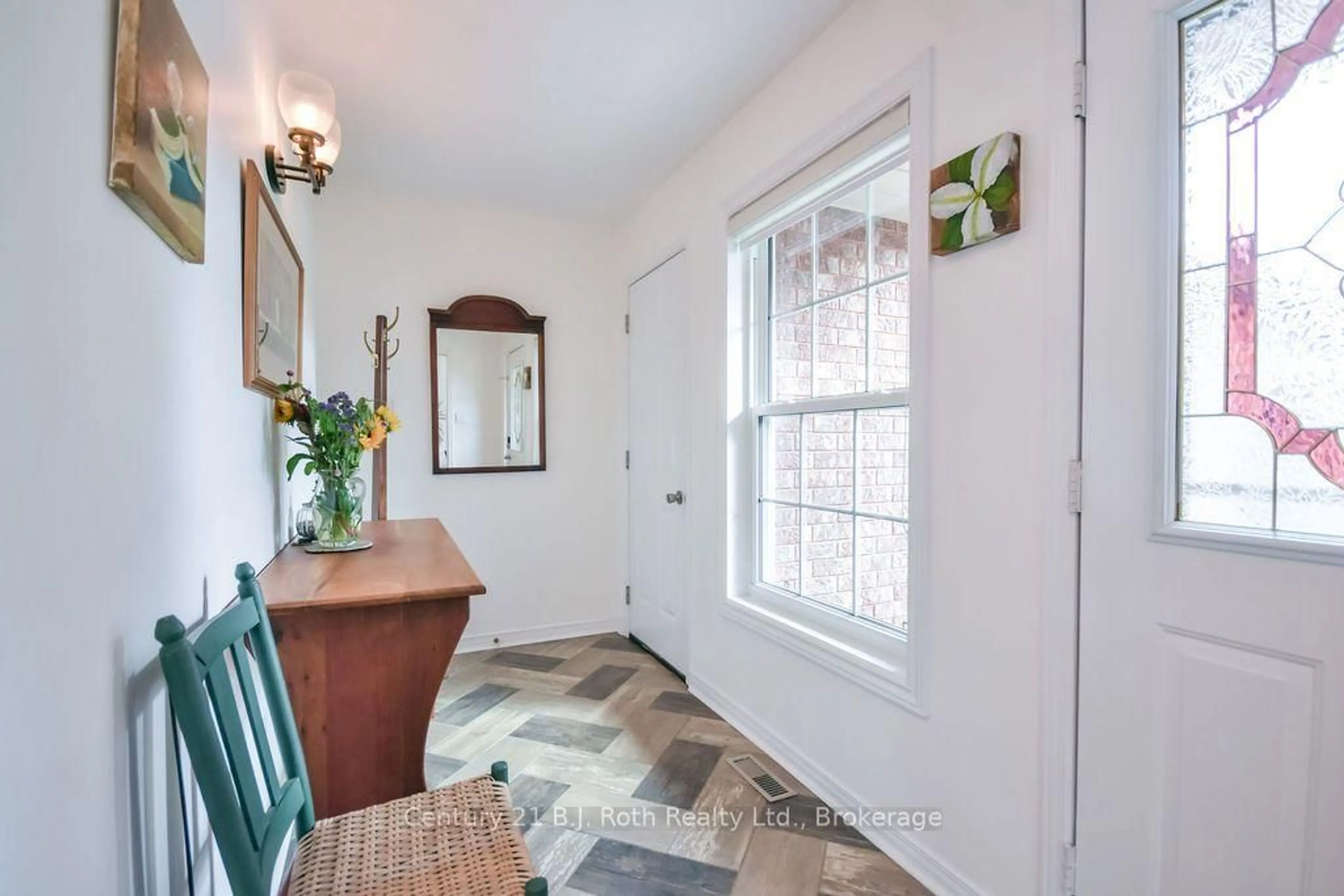 Indoor entryway for 51 Johnson St, Orillia Ontario L3V 7R9