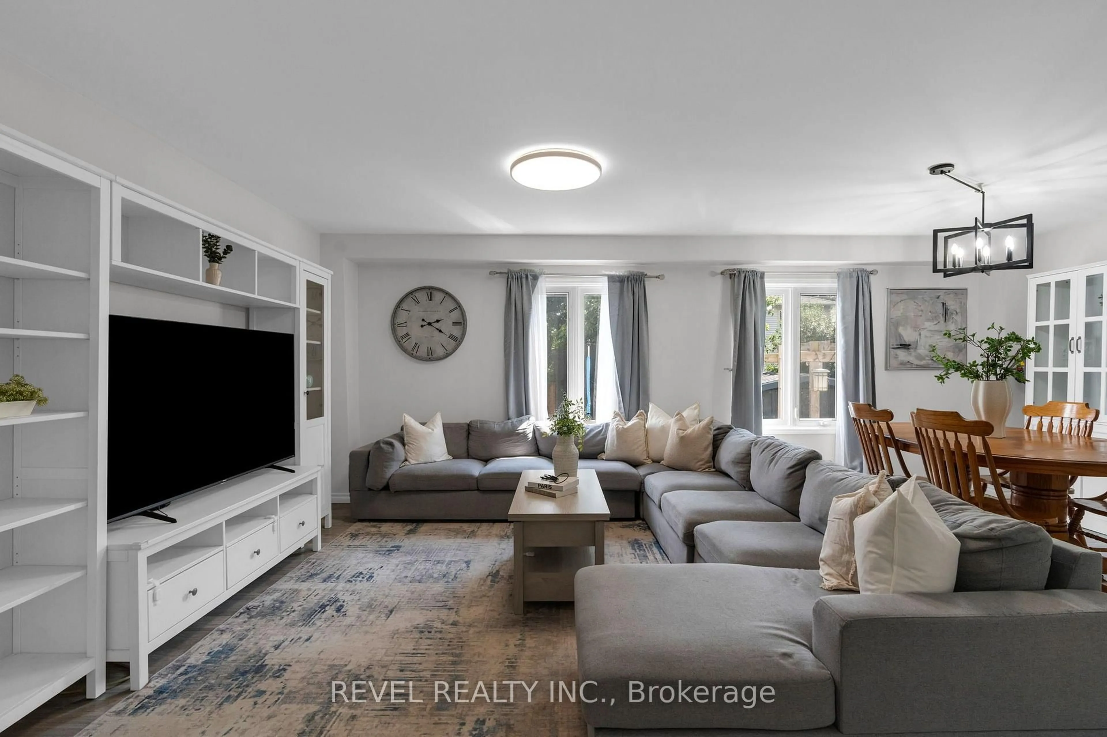 Living room with furniture, unknown for 7 Penton Dr, Barrie Ontario L4N 7A3