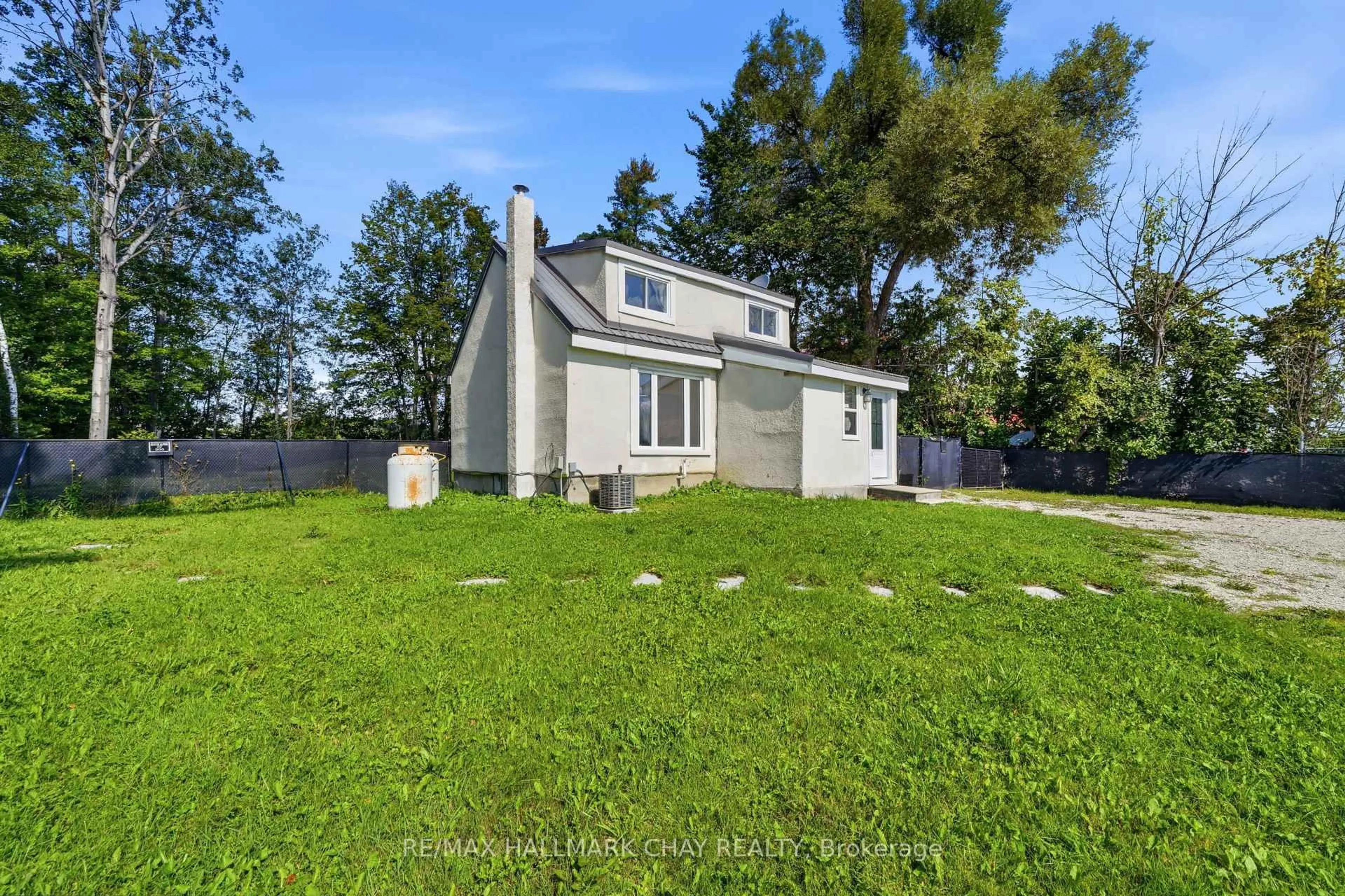 A pic from outside/outdoor area/front of a property/back of a property/a pic from drone, unknown for 8410 11 Highway, Severn Ontario L3V 6H3