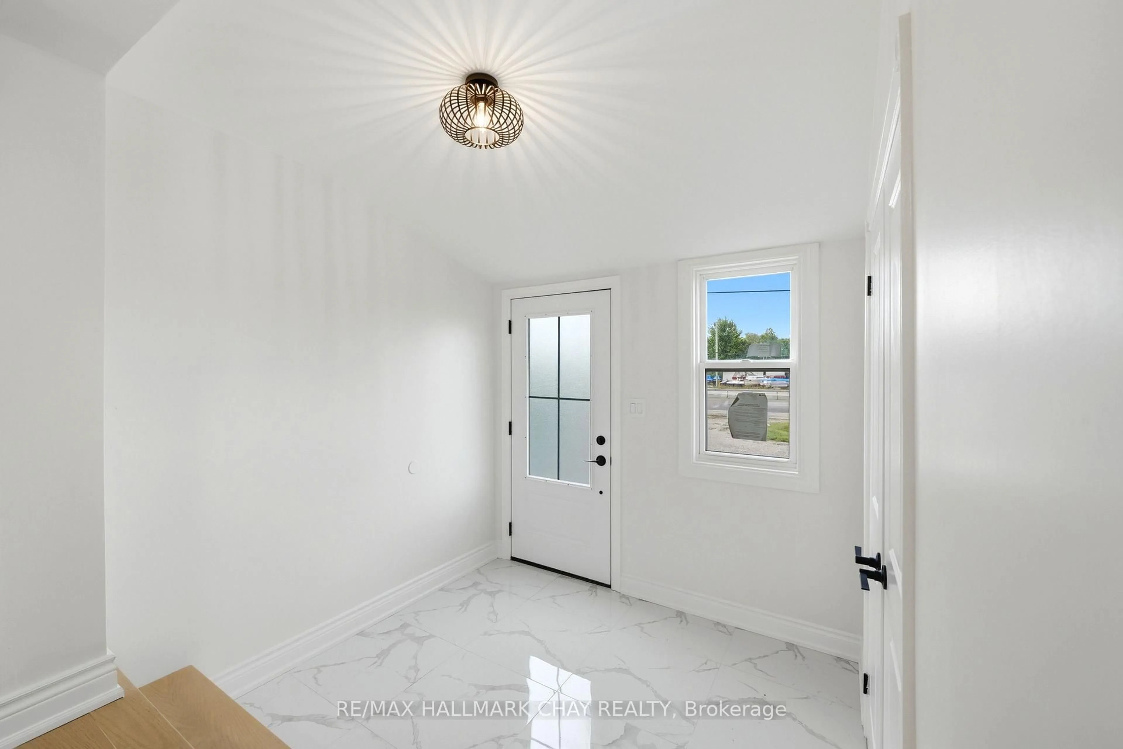 Indoor entryway for 8410 11 Highway, Severn Ontario L3V 6H3