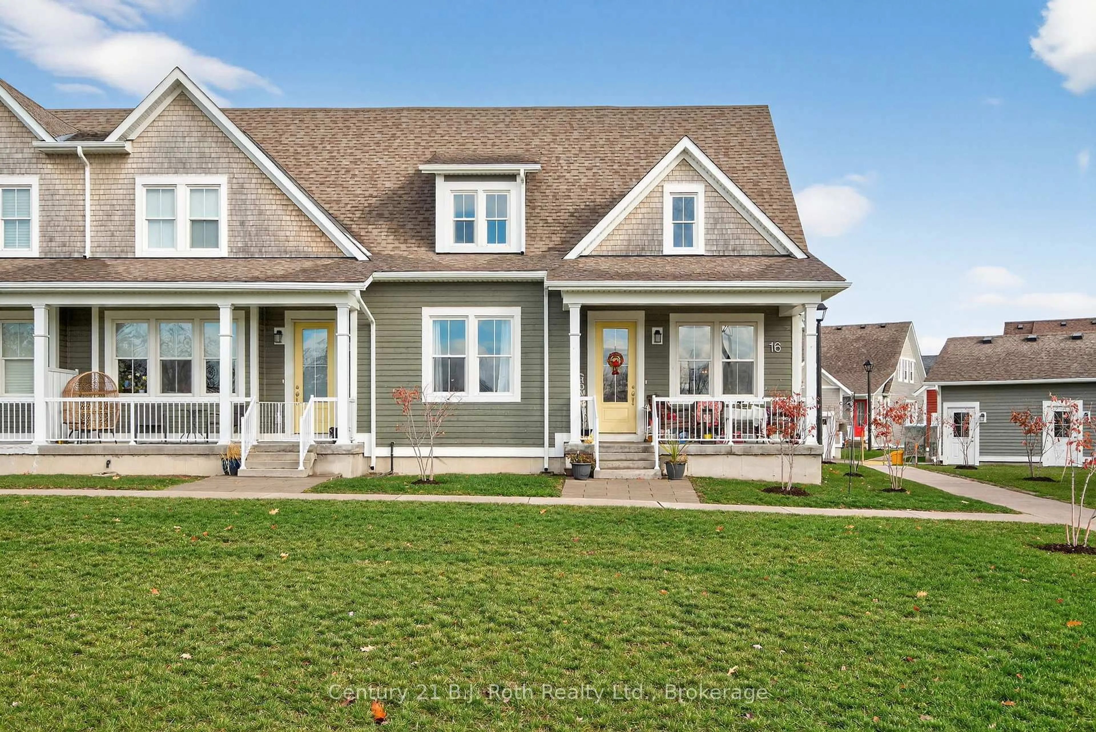 Home with vinyl exterior material, street for 16 Samantha Lane, Midland Ontario L4R 0H4