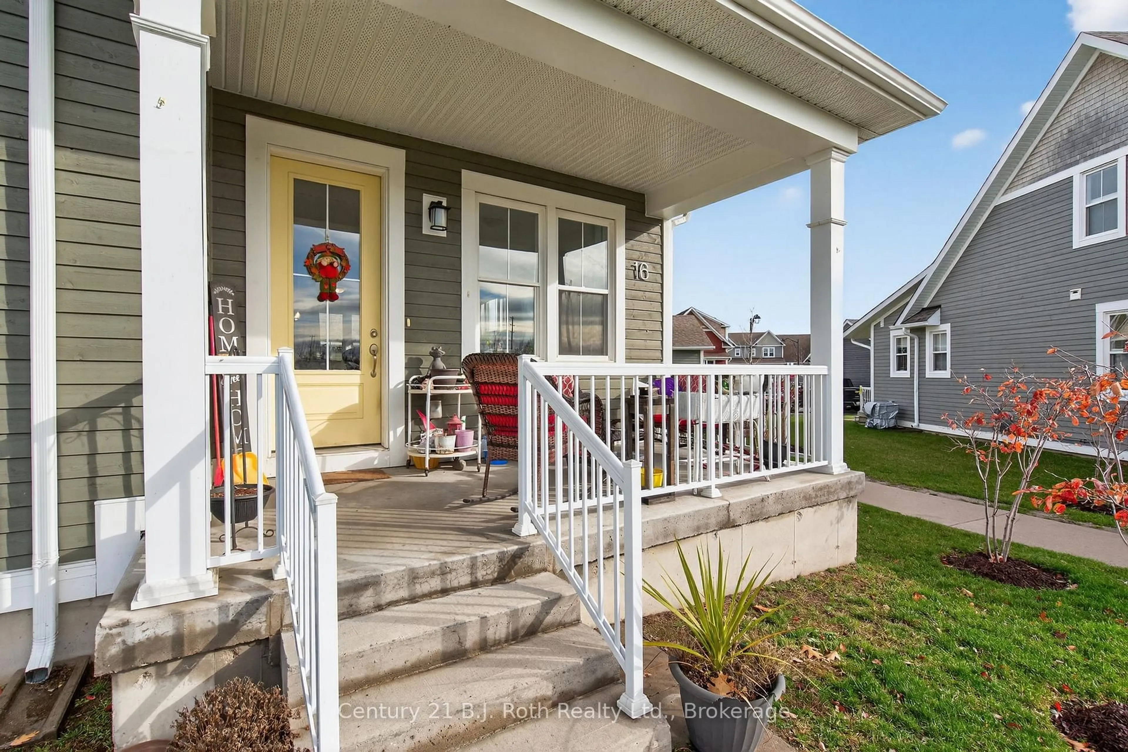 Home with vinyl exterior material, street for 16 Samantha Lane, Midland Ontario L4R 0H4