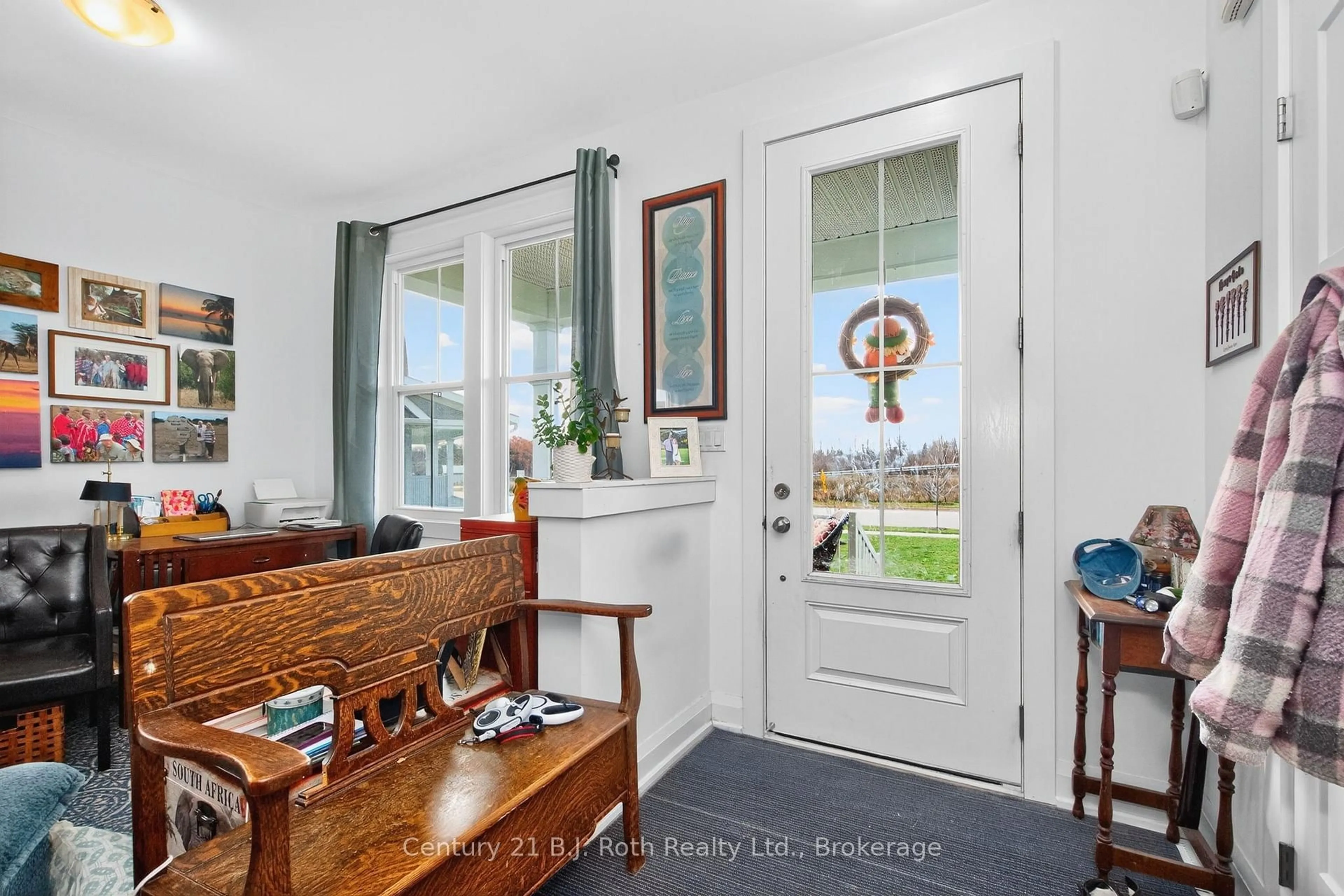 Indoor entryway for 16 Samantha Lane, Midland Ontario L4R 0H4
