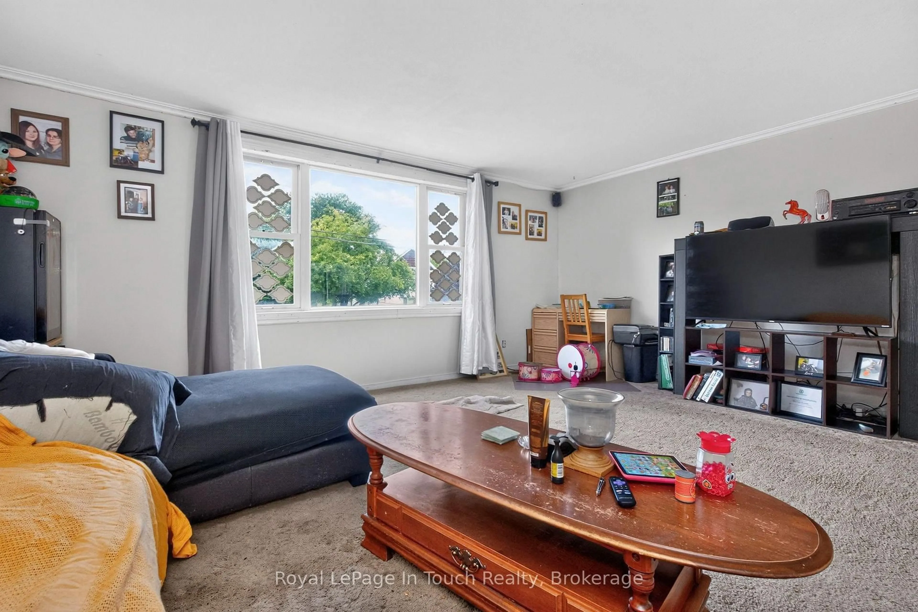 Living room with furniture, unknown for 465 William St, Tay Ontario L0K 2A0
