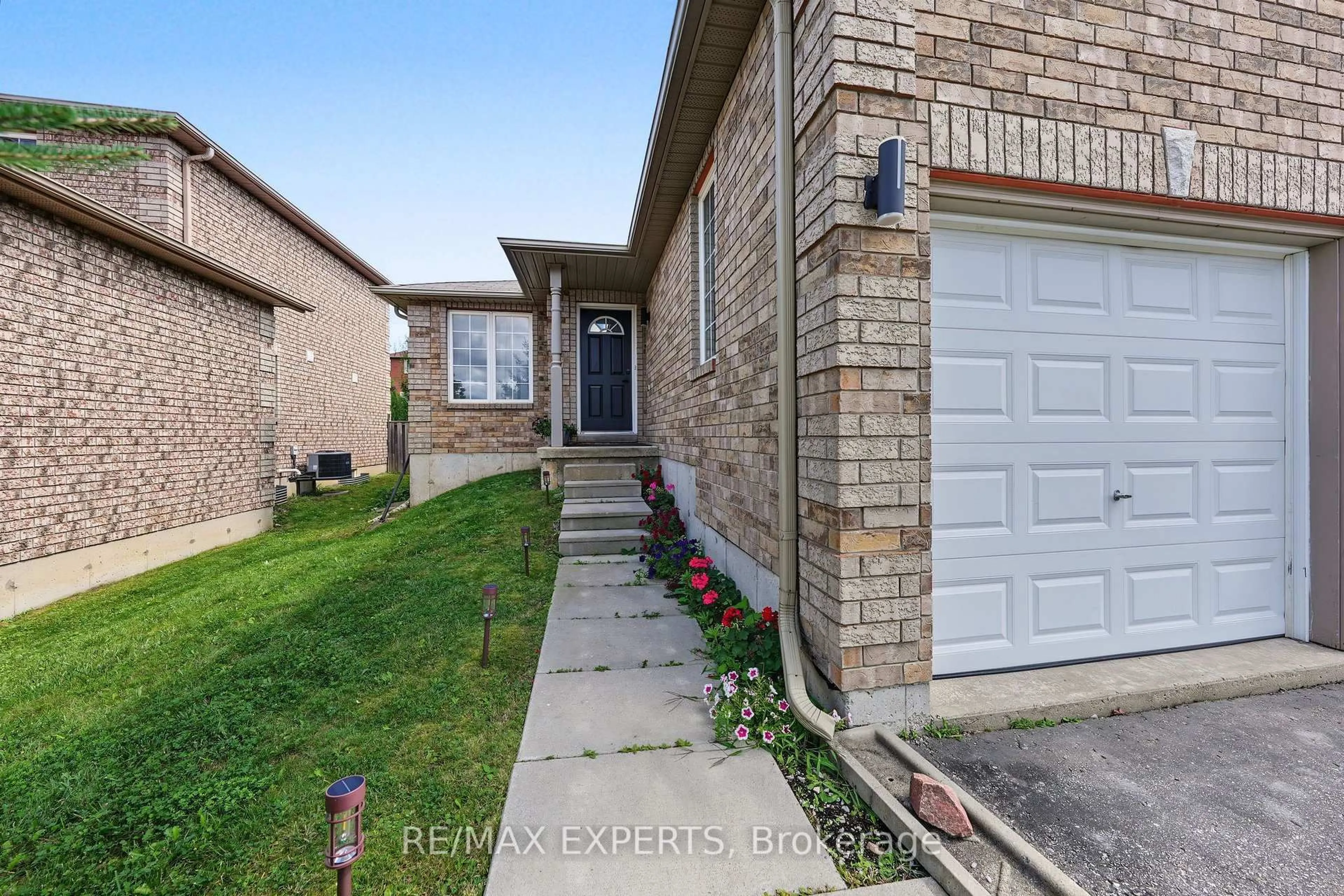 Home with brick exterior material, street for 17 Michelle Dr, Barrie Ontario L4N 5Y1