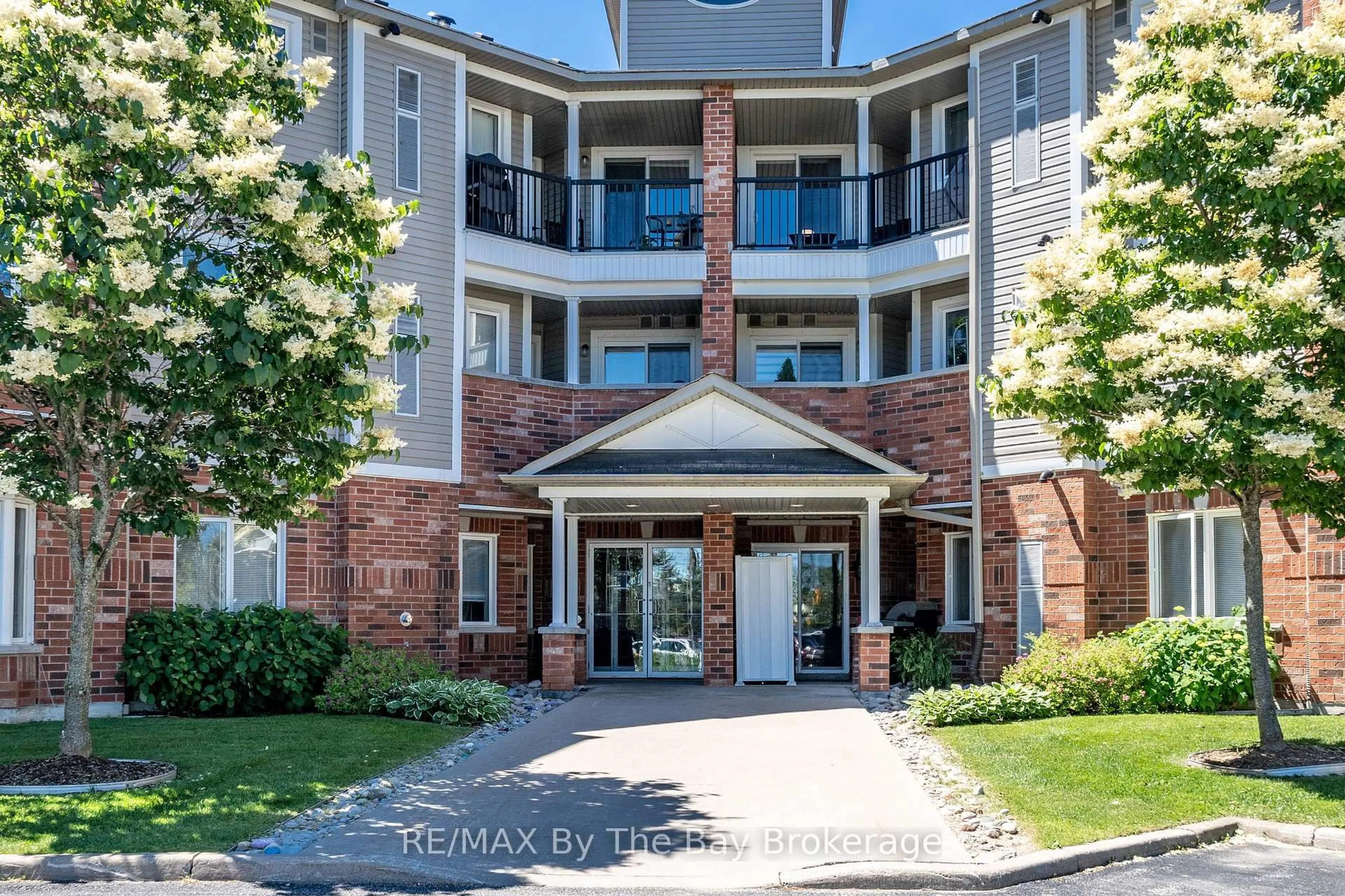 Indoor foyer for 16 Westbury Rd #202, Wasaga Beach Ontario L9Z 0B8