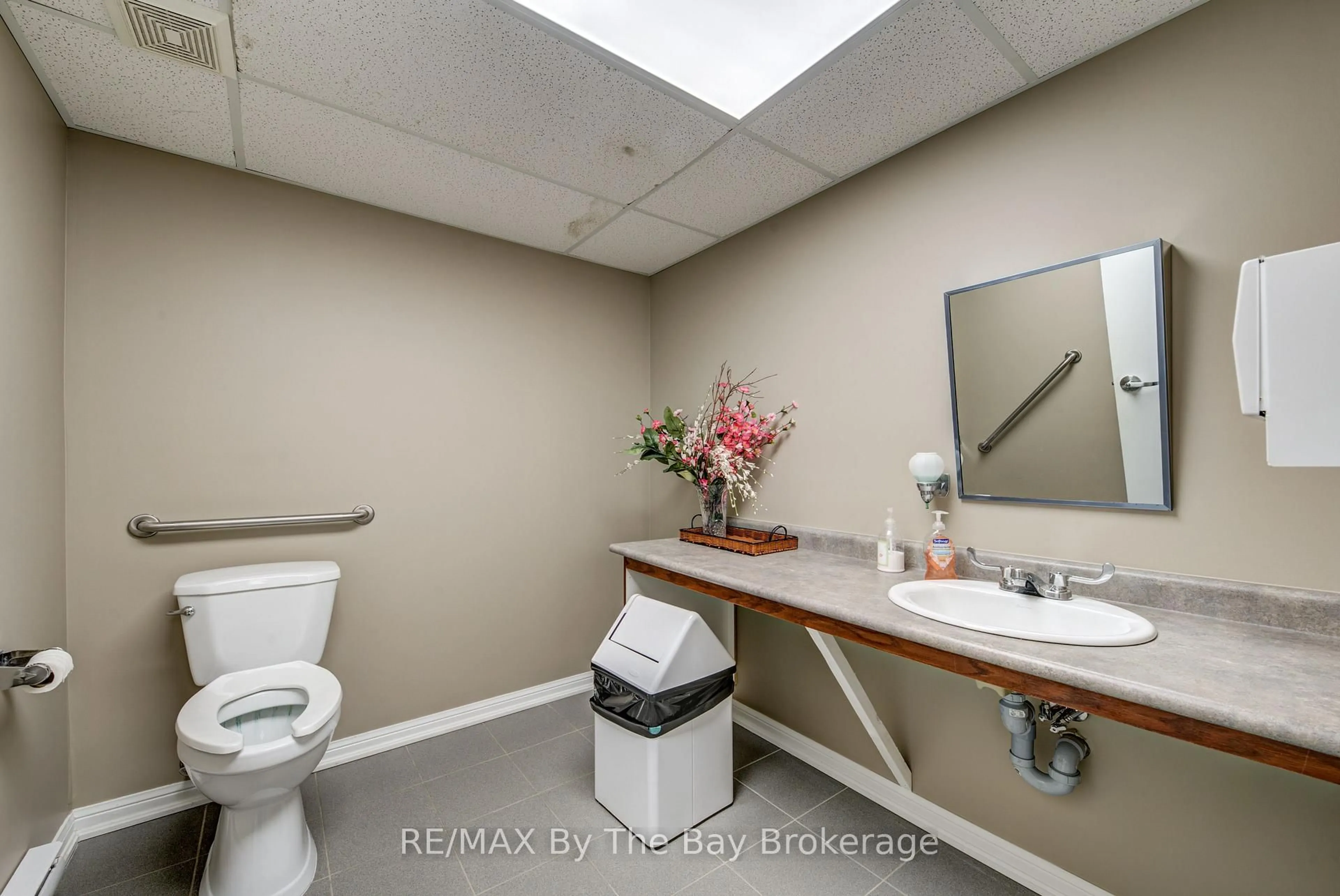 Standard bathroom, ceramic/tile floor for 16 Westbury Rd #202, Wasaga Beach Ontario L9Z 0B8