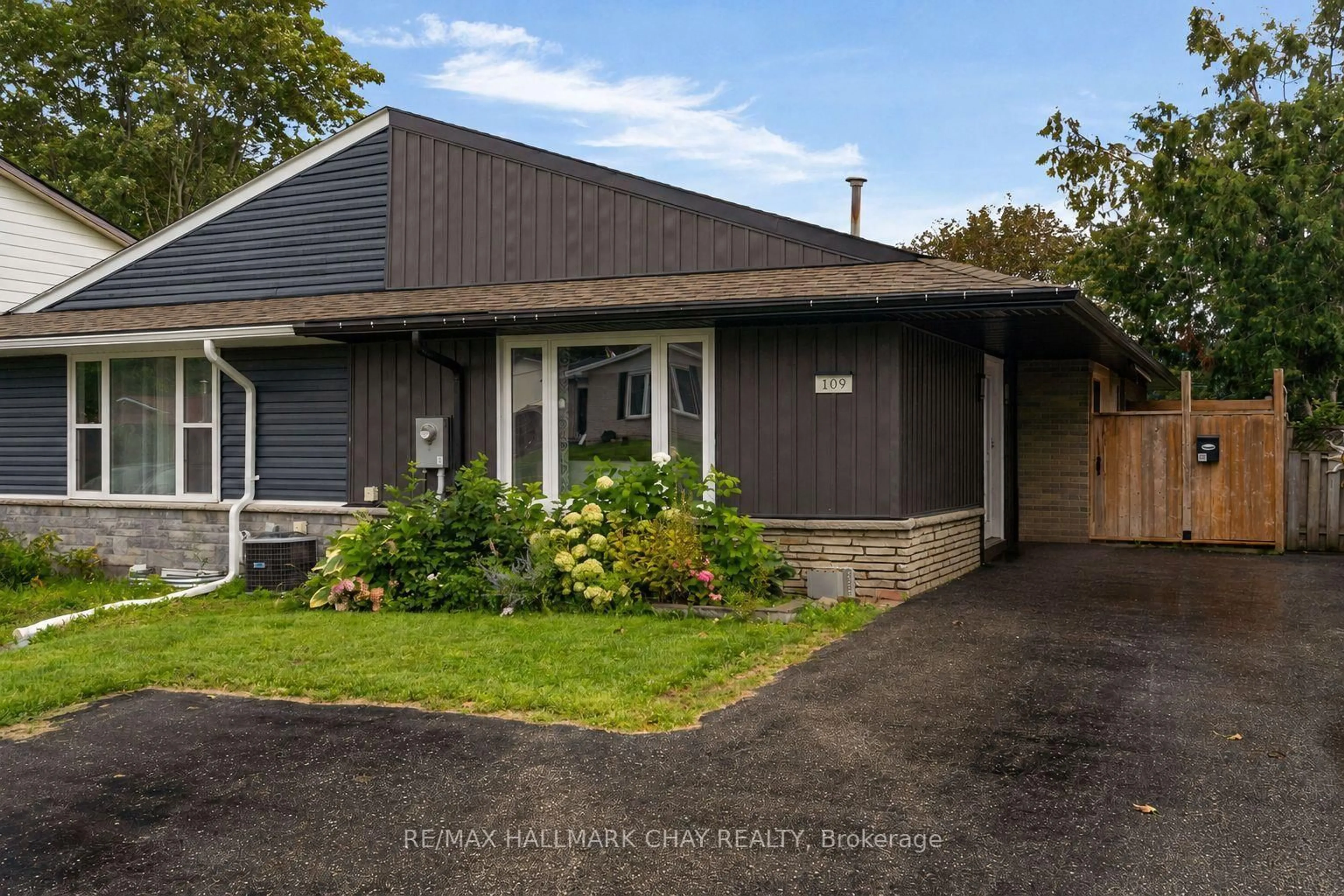 Home with vinyl exterior material, street for 109 Daphne Cres, Barrie Ontario L4M 2Y7