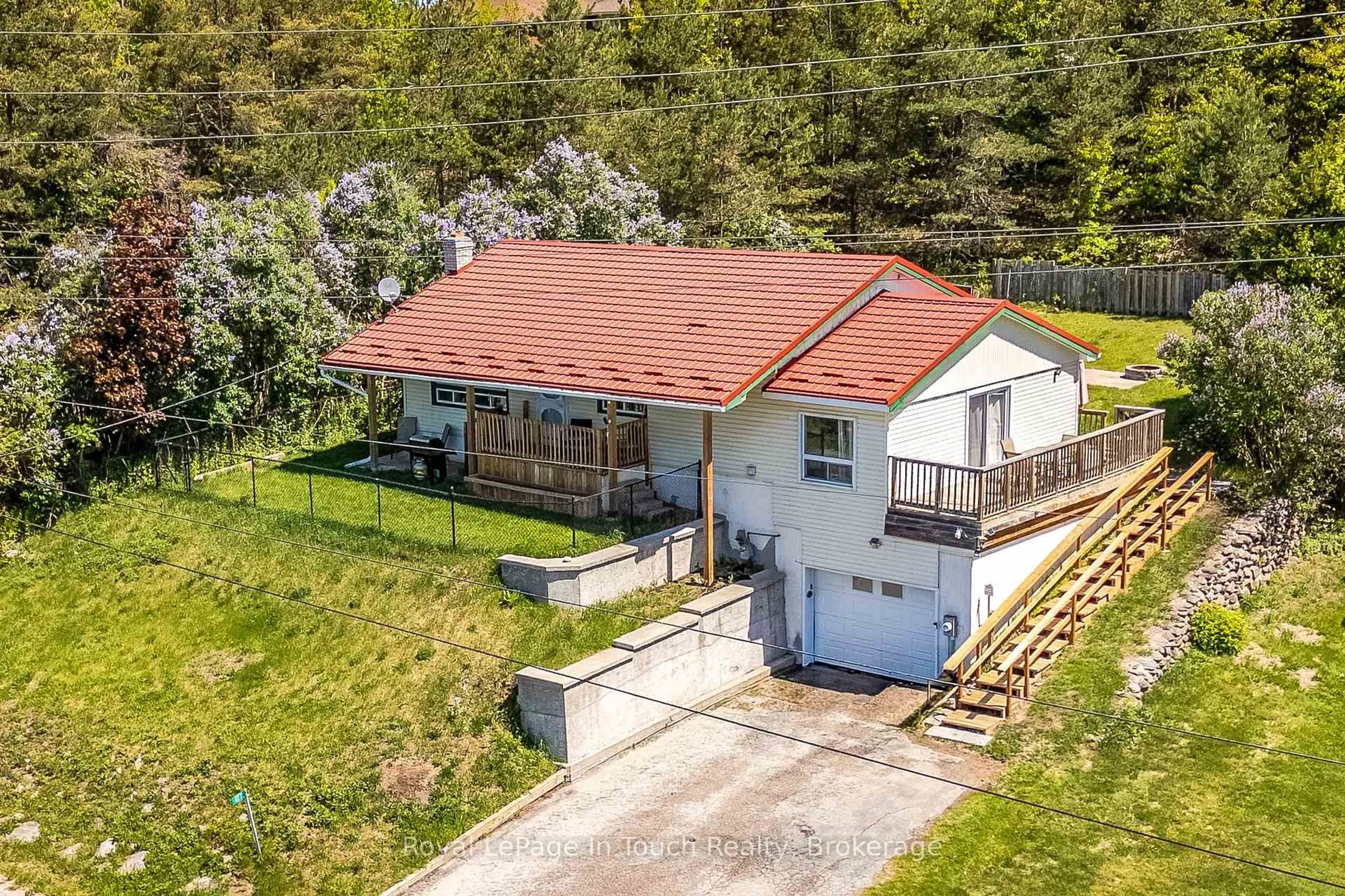 A pic from outside/outdoor area/front of a property/back of a property/a pic from drone, unknown for 477 Murray Rd, Penetanguishene Ontario L9M 2H8