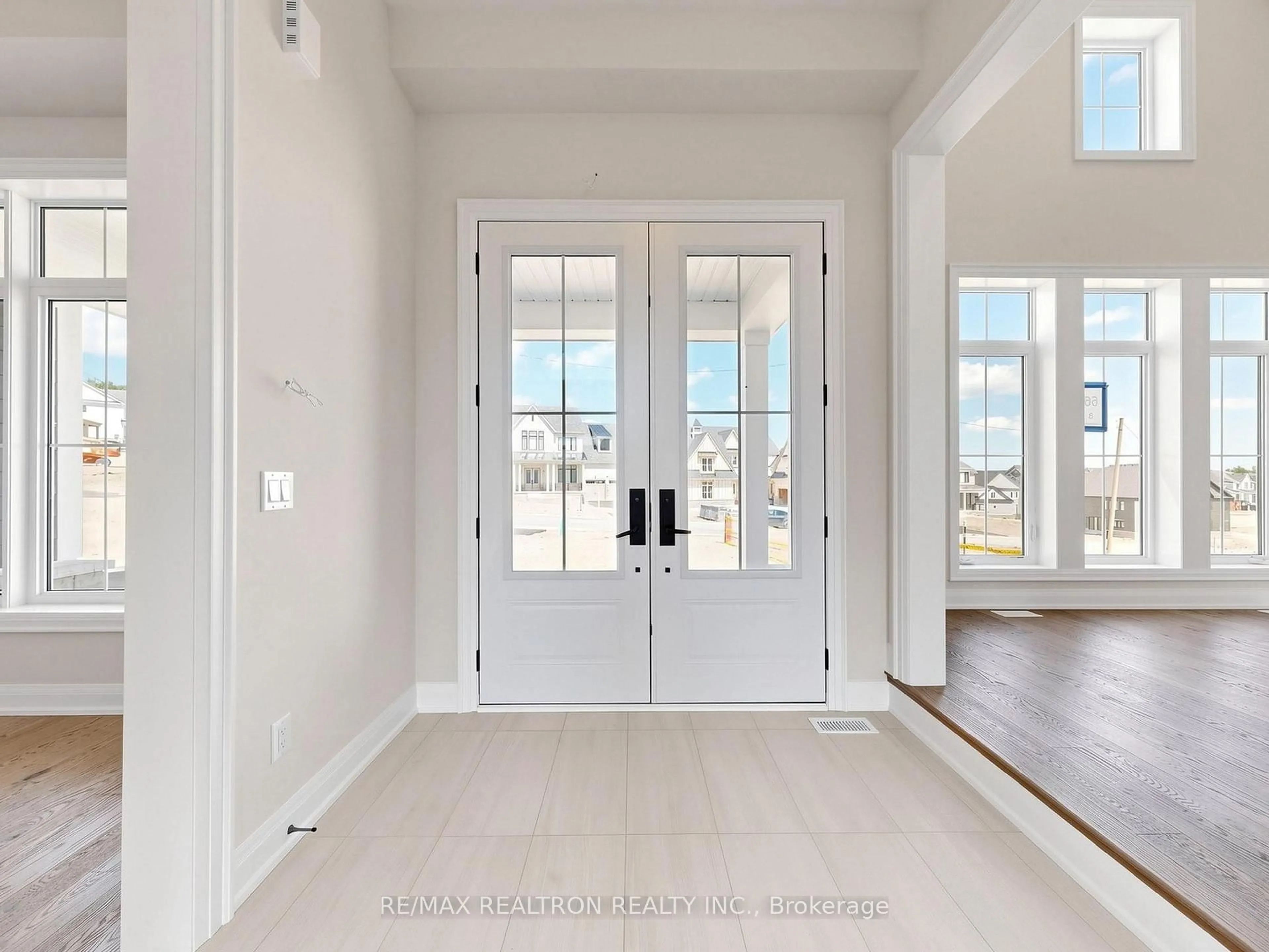 Indoor entryway for 76 Eagles Rest Estates Dr, Oro-Medonte Ontario L0L 2L0