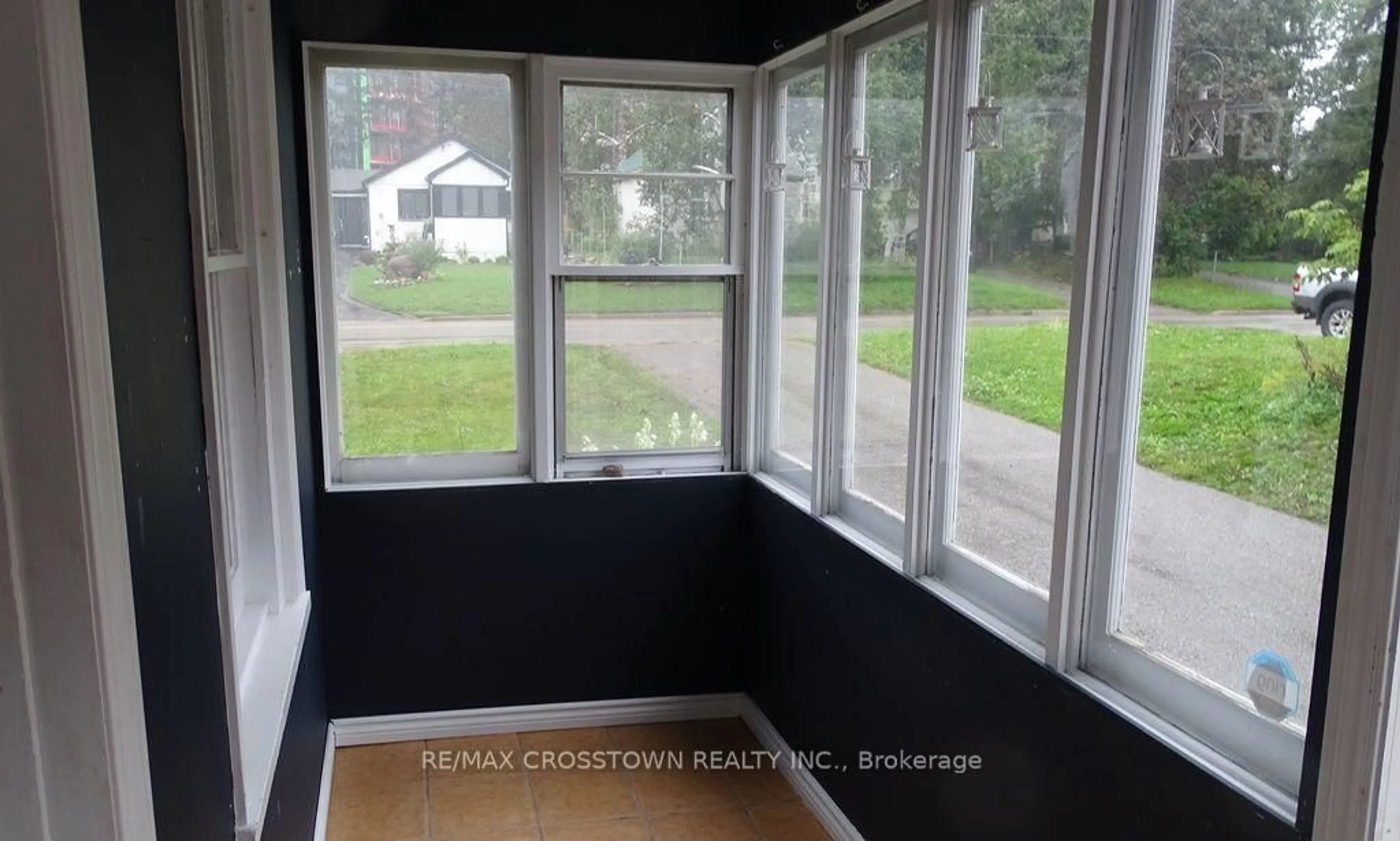 Indoor entryway for 39 Grove St, Barrie Ontario L4N 1M6