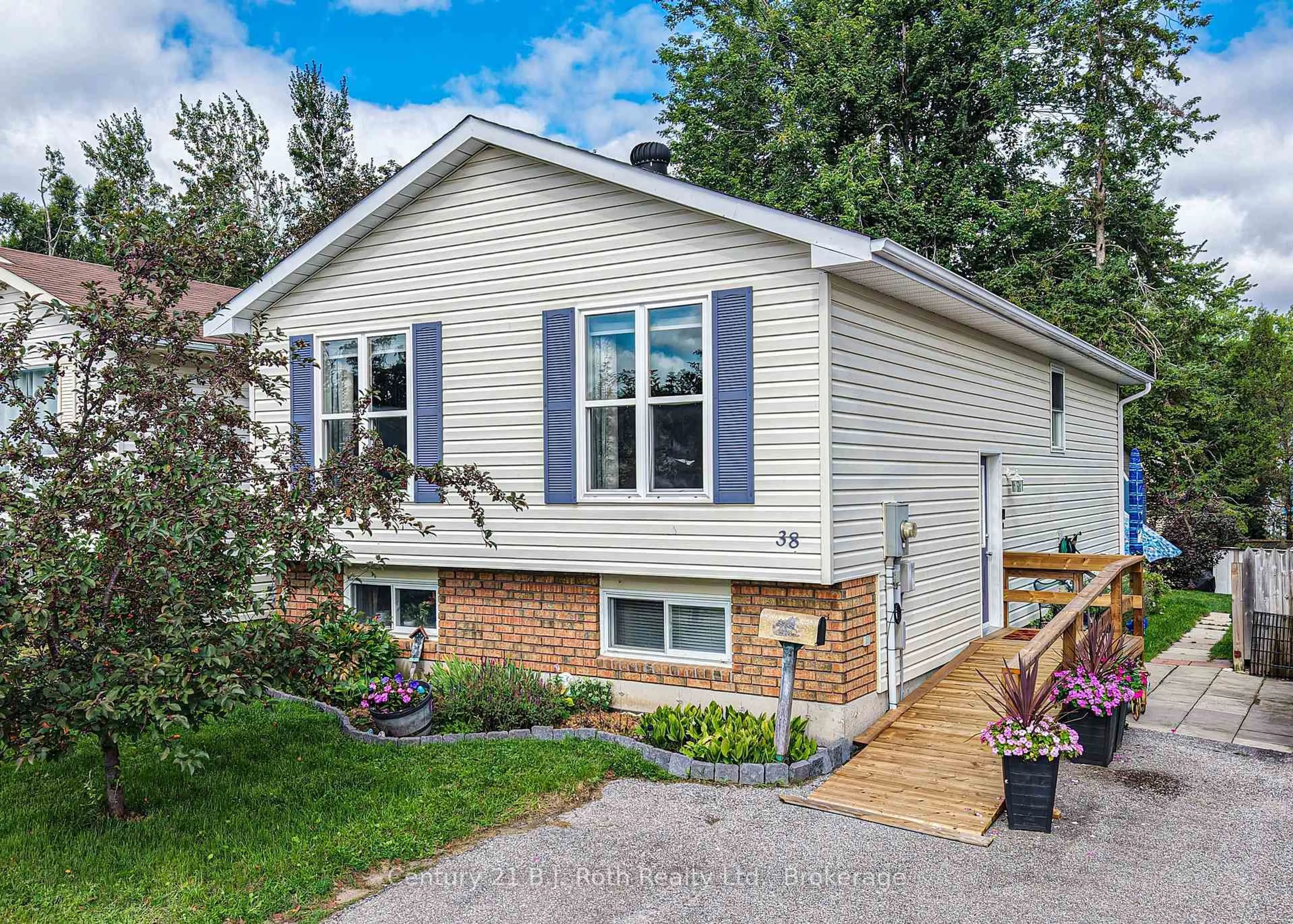 Home with vinyl exterior material, street for 38 Louise Lane, Orillia Ontario L3V 7W1