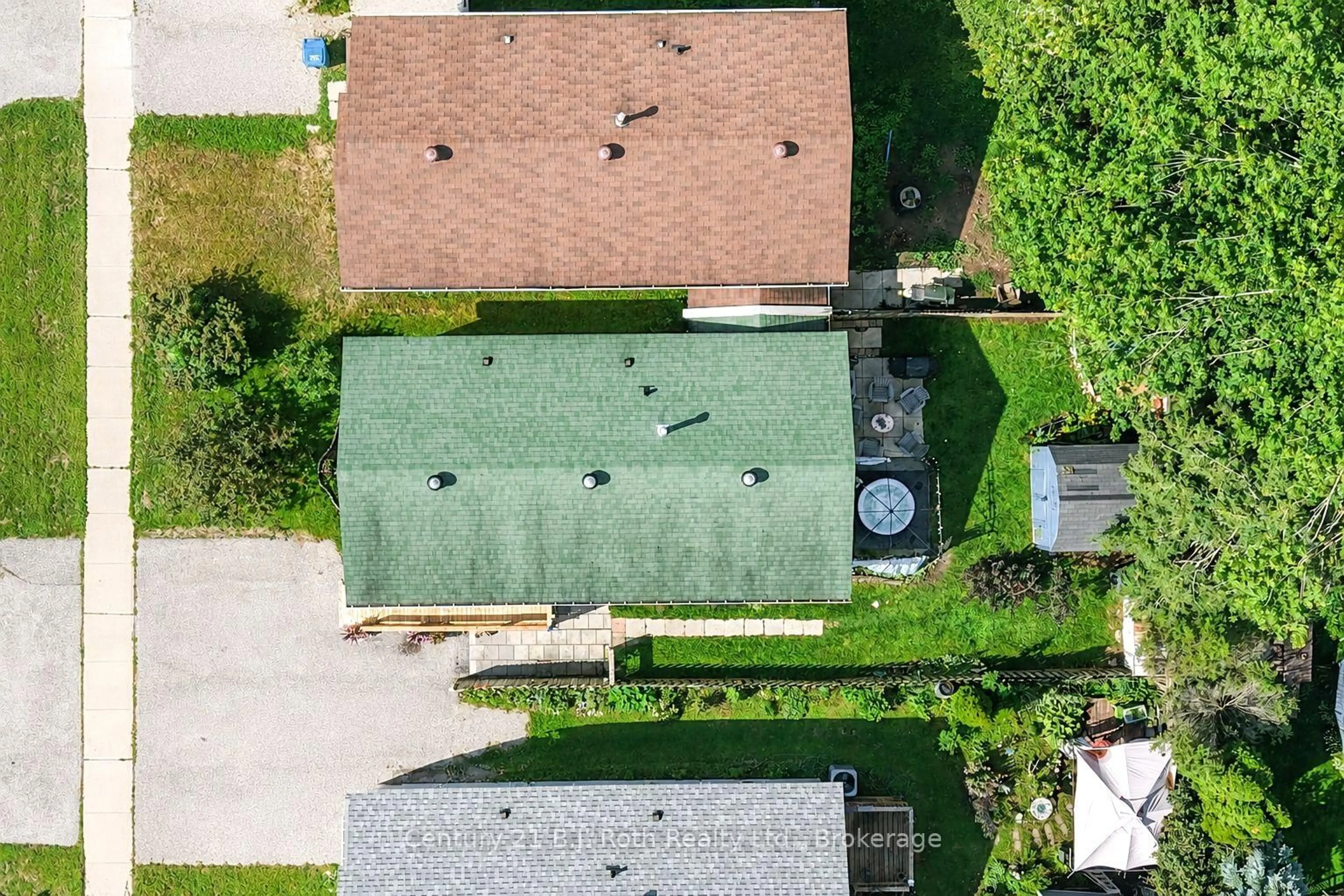 A pic from outside/outdoor area/front of a property/back of a property/a pic from drone, street for 38 Louise Lane, Orillia Ontario L3V 7W1
