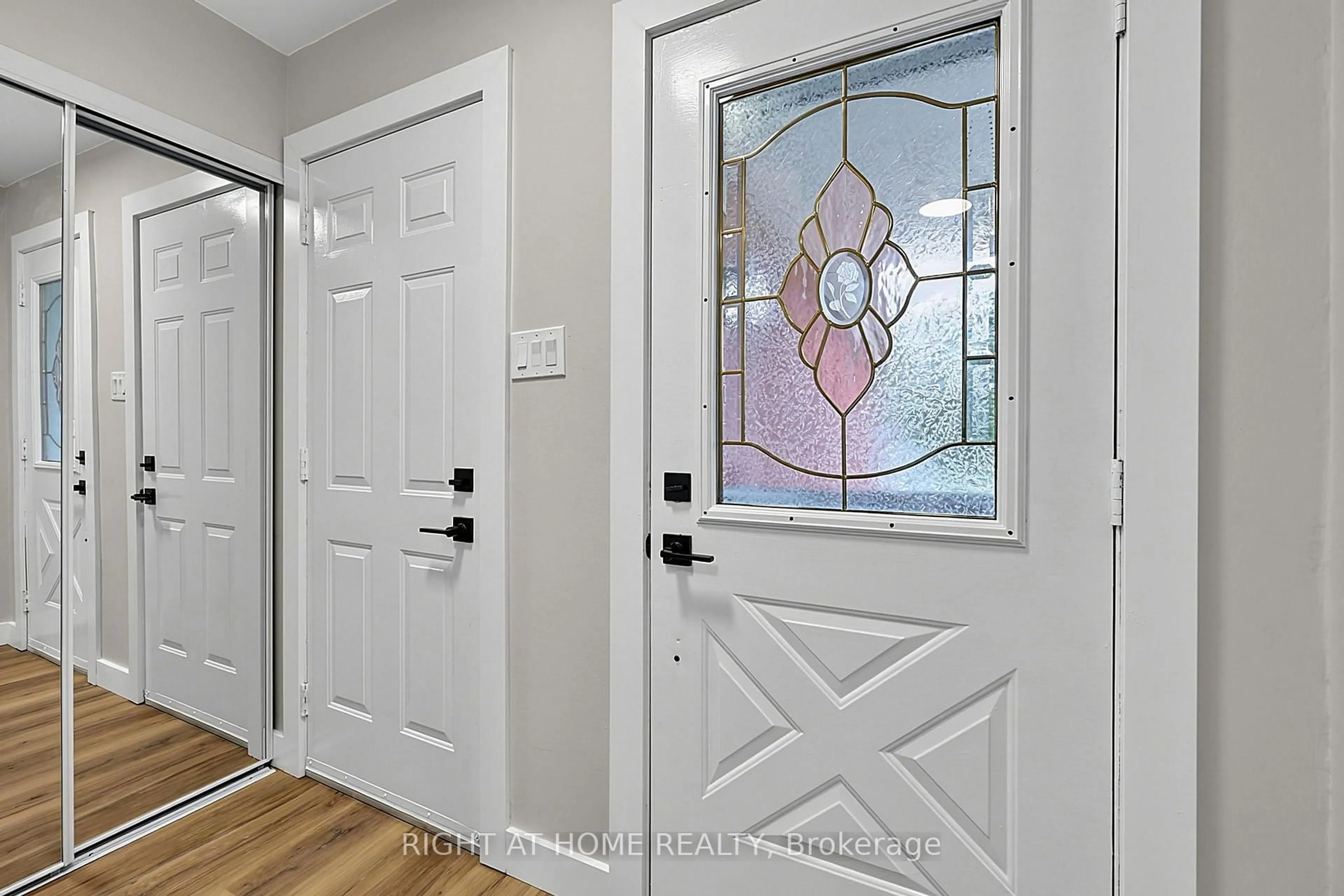 Indoor entryway for 6 Ward Dr, Barrie Ontario L4N 7N9