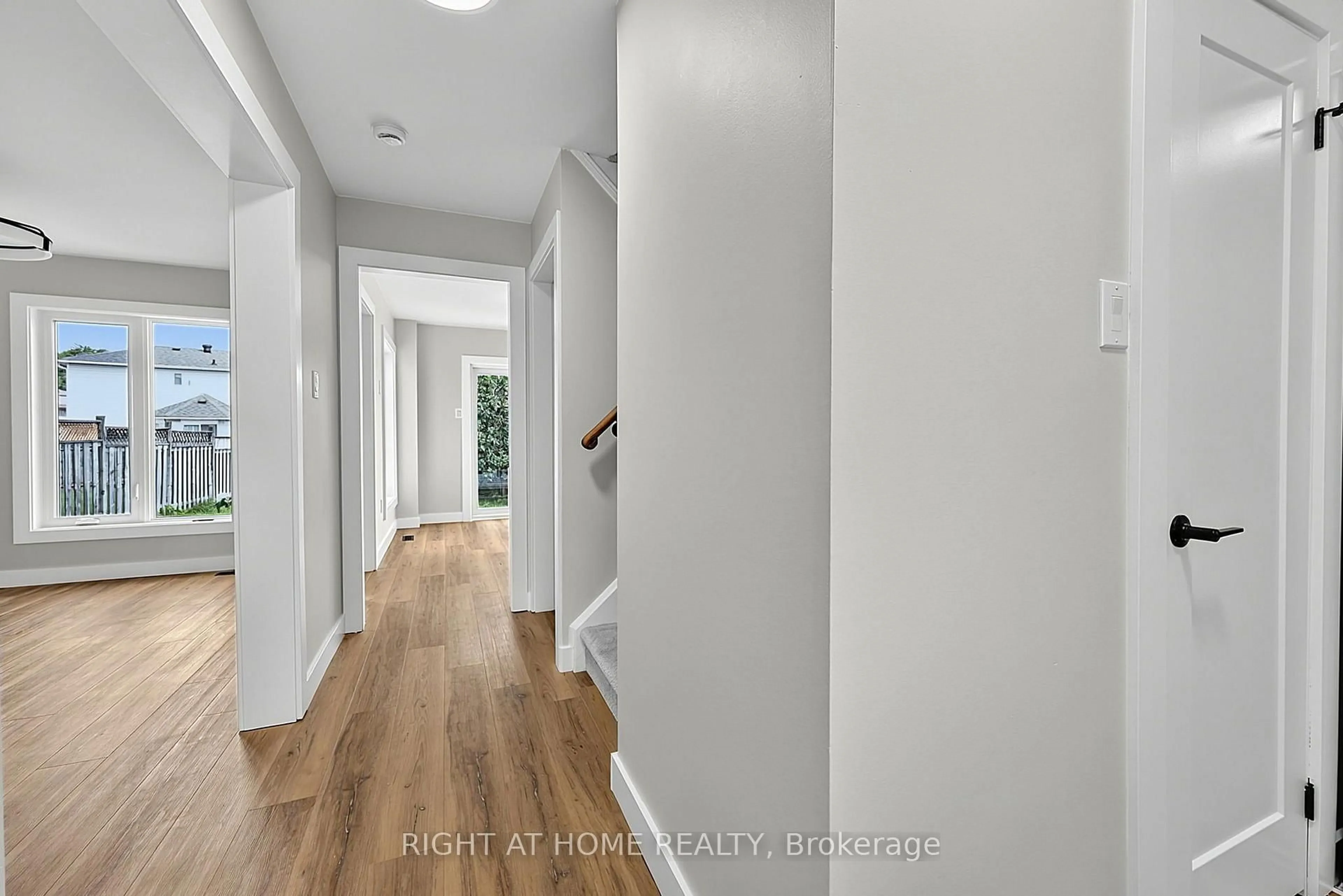 Indoor entryway for 6 Ward Dr, Barrie Ontario L4N 7N9