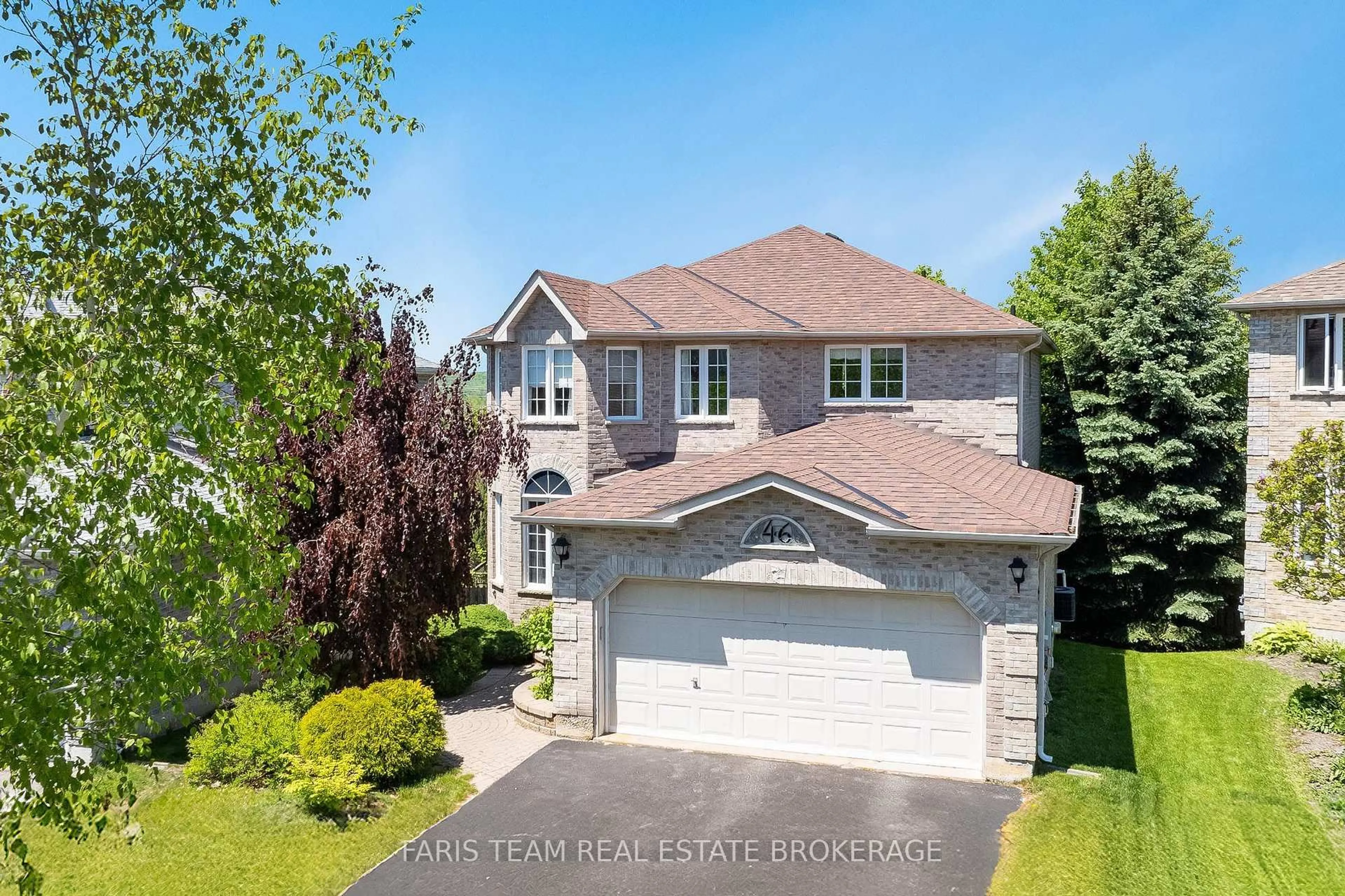 A pic from outside/outdoor area/front of a property/back of a property/a pic from drone, street for 46 Bell St, Barrie Ontario L4N 0H9