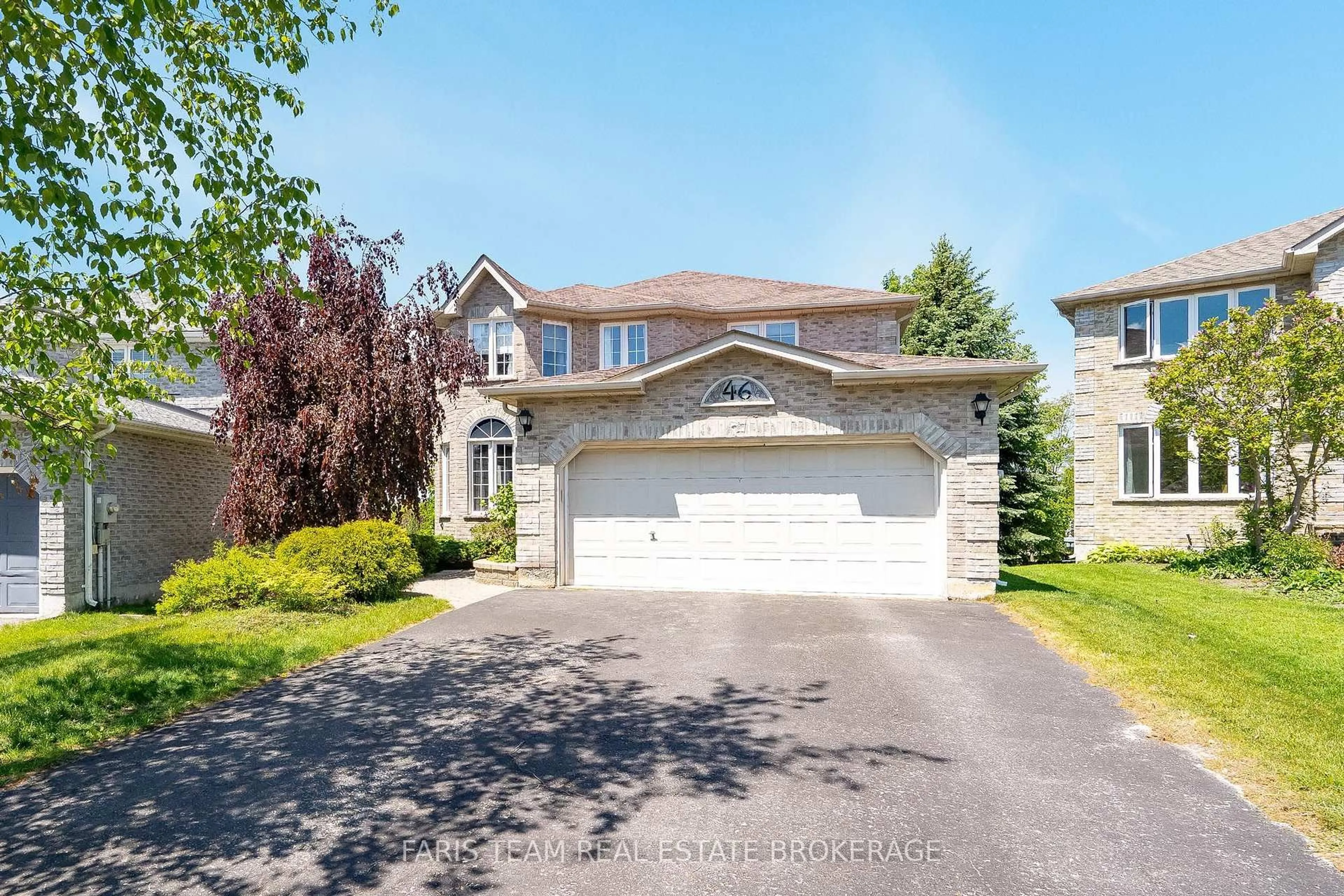 A pic from outside/outdoor area/front of a property/back of a property/a pic from drone, street for 46 Bell St, Barrie Ontario L4N 0H9