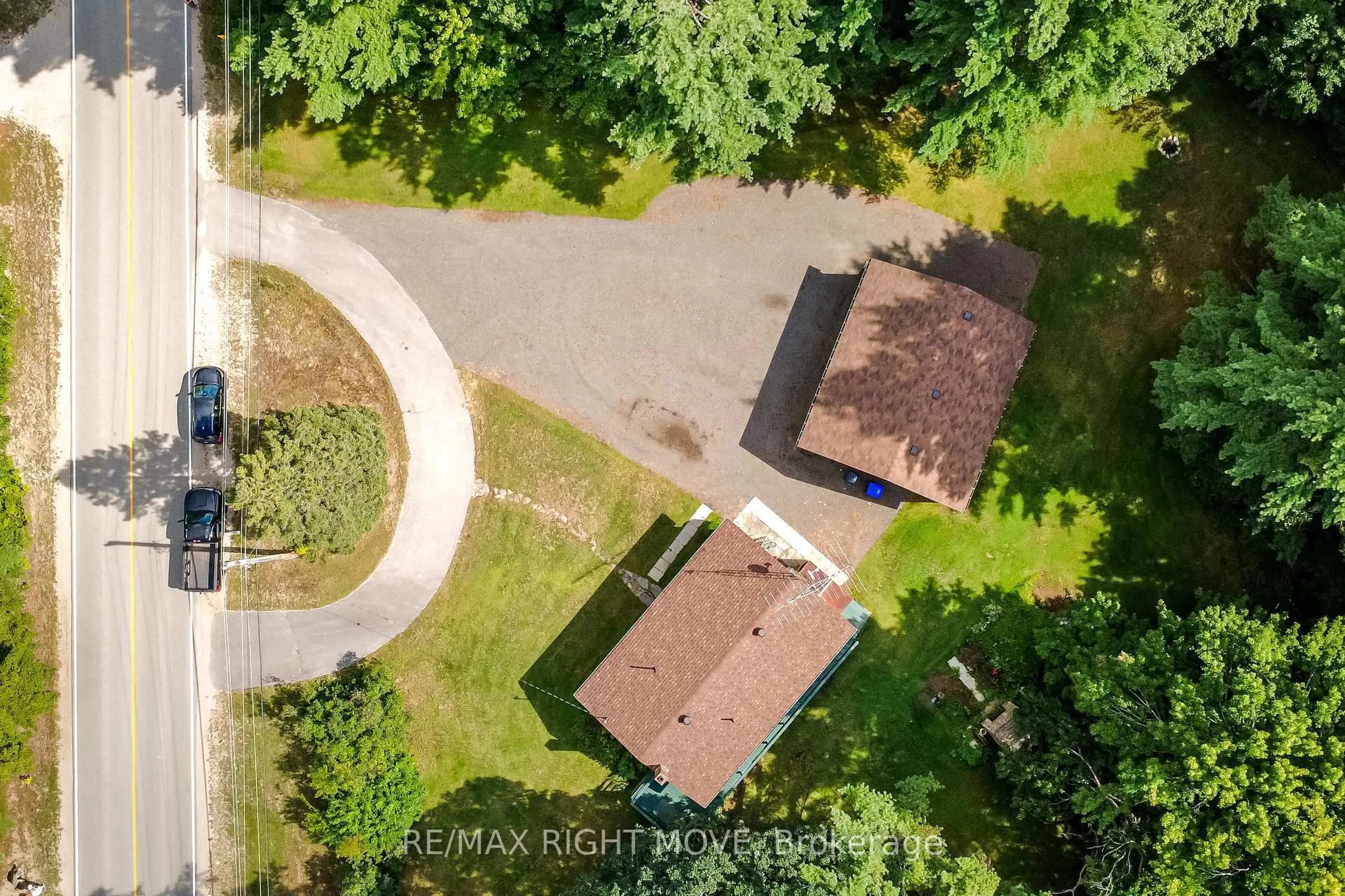 A pic from outside/outdoor area/front of a property/back of a property/a pic from drone, street for 4411 Canal Rd, Severn Ontario L0K 2B0