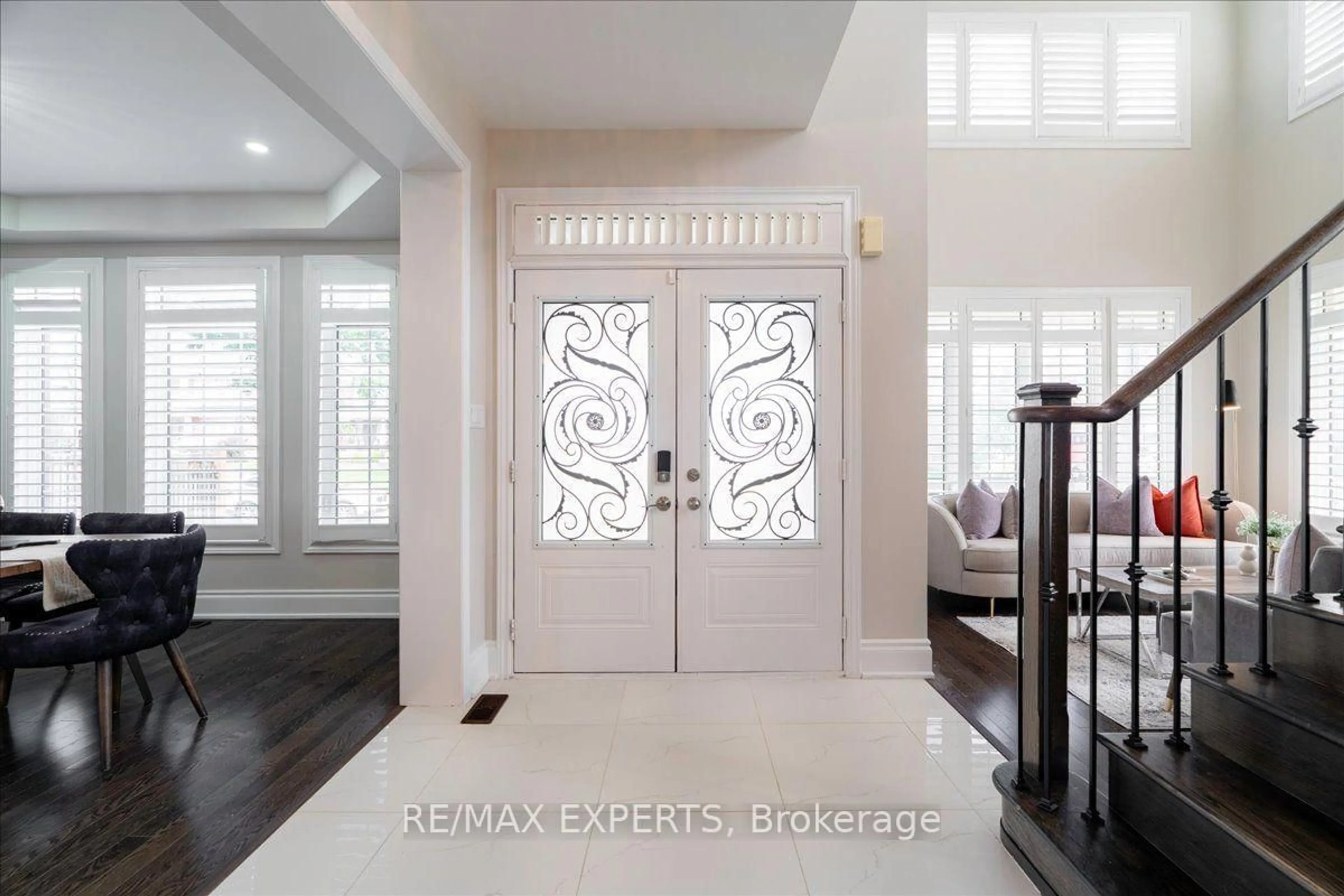 Indoor entryway for 22 Travers Gate, Springwater Ontario L9X 0S8