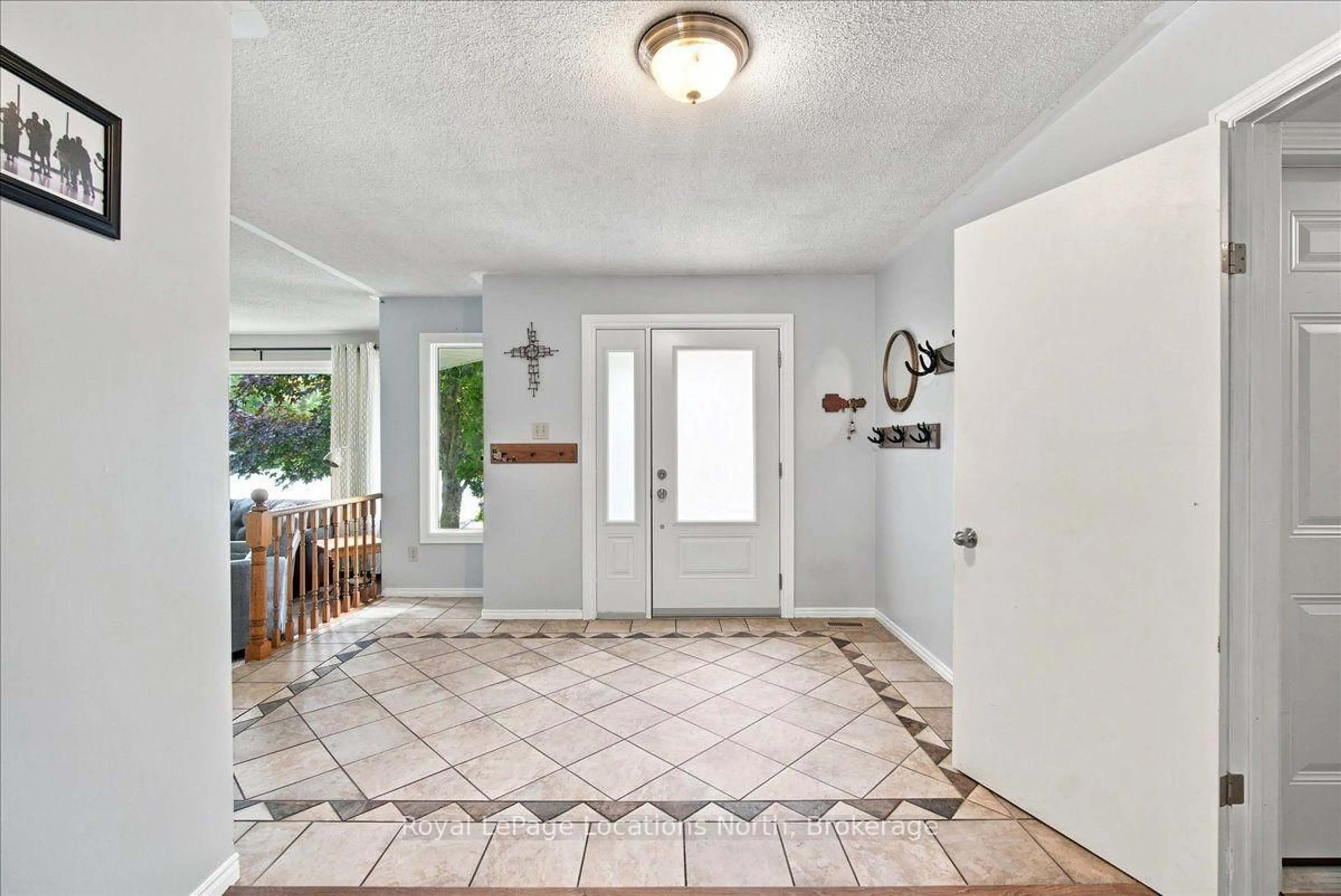 Indoor entryway for 6 Royal Beech Dr, Wasaga Beach Ontario L9Z 1H1
