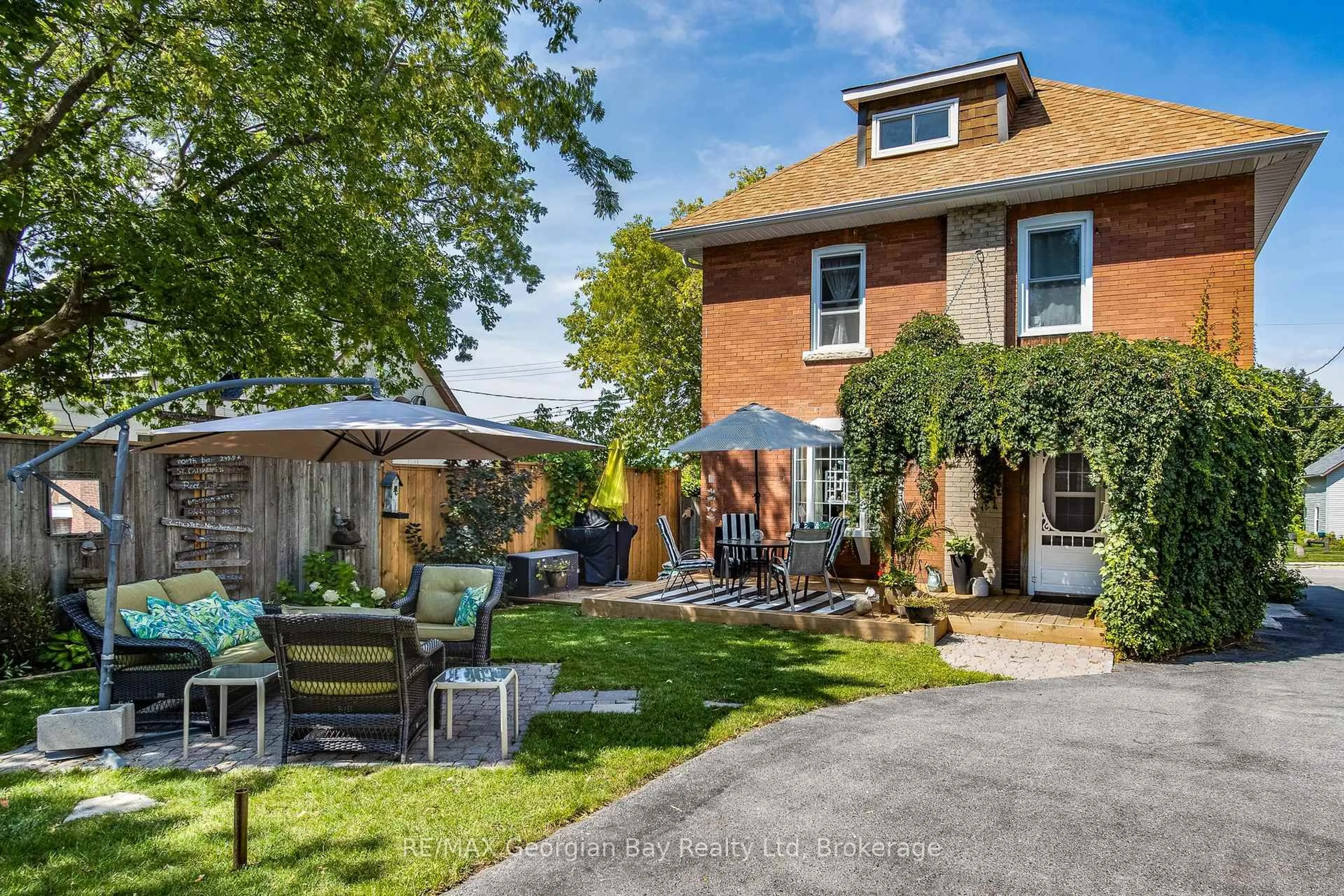 Home with brick exterior material, street for 449 Elizabeth St, Midland Ontario L4R 1Z7