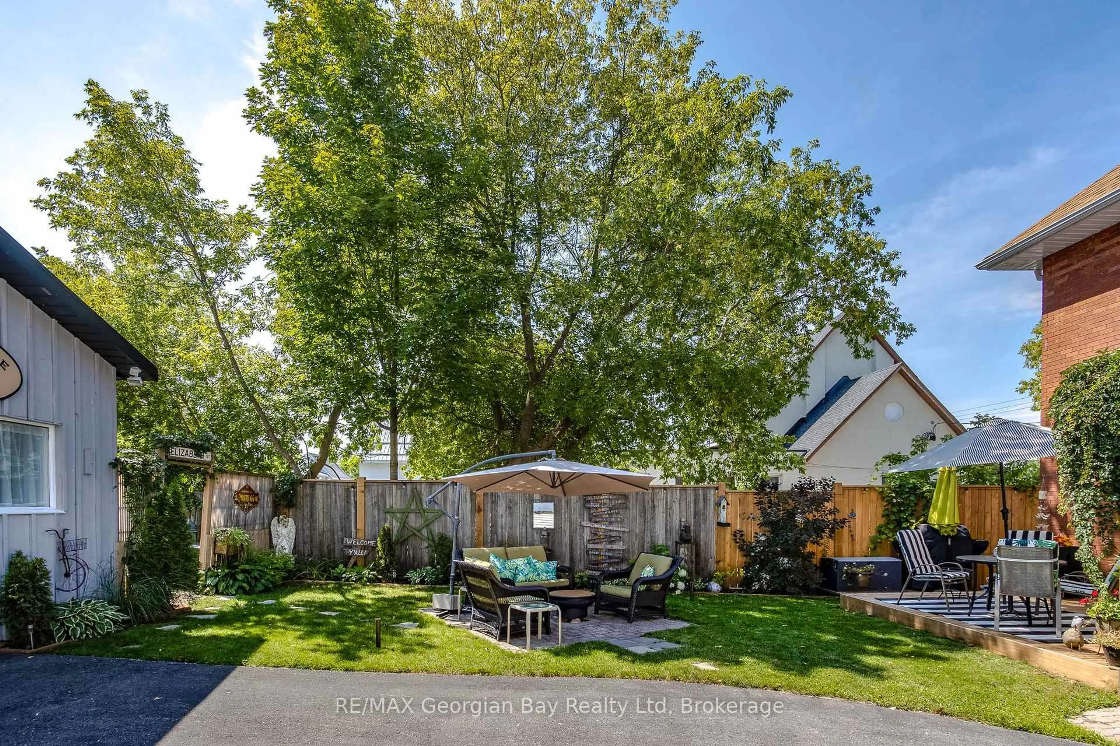 Patio, street for 449 Elizabeth St, Midland Ontario L4R 1Z7