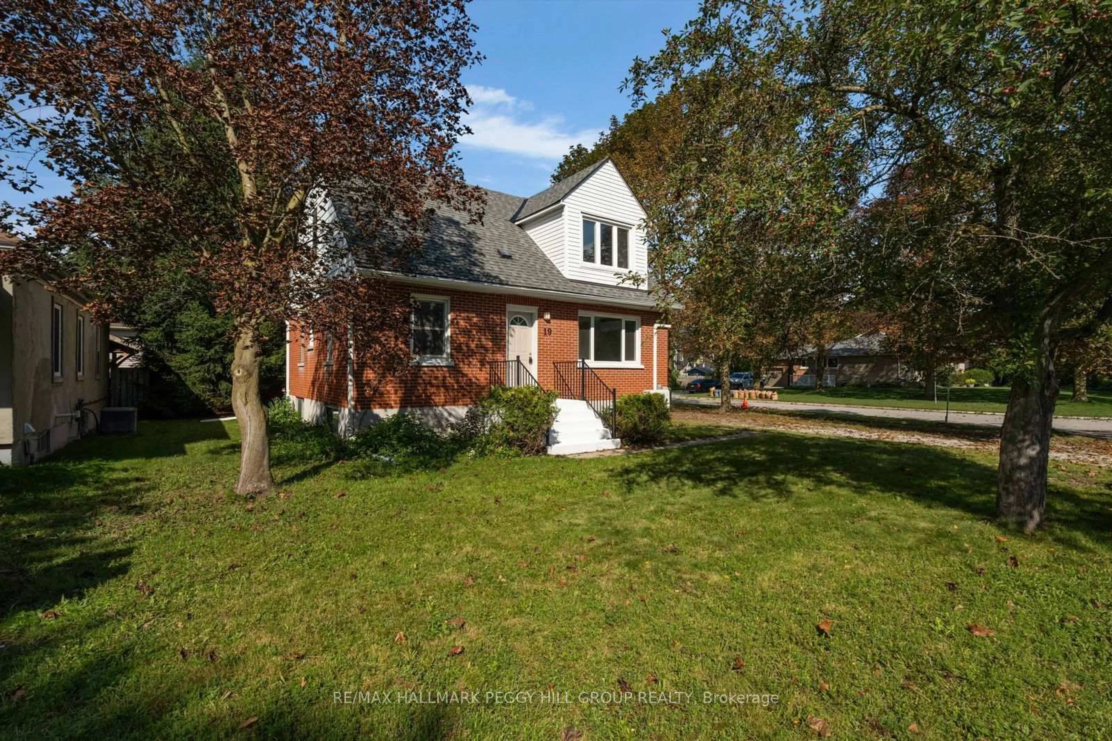 A pic from outside/outdoor area/front of a property/back of a property/a pic from drone, street for 19 Alfred St, Barrie Ontario L4N 3L9