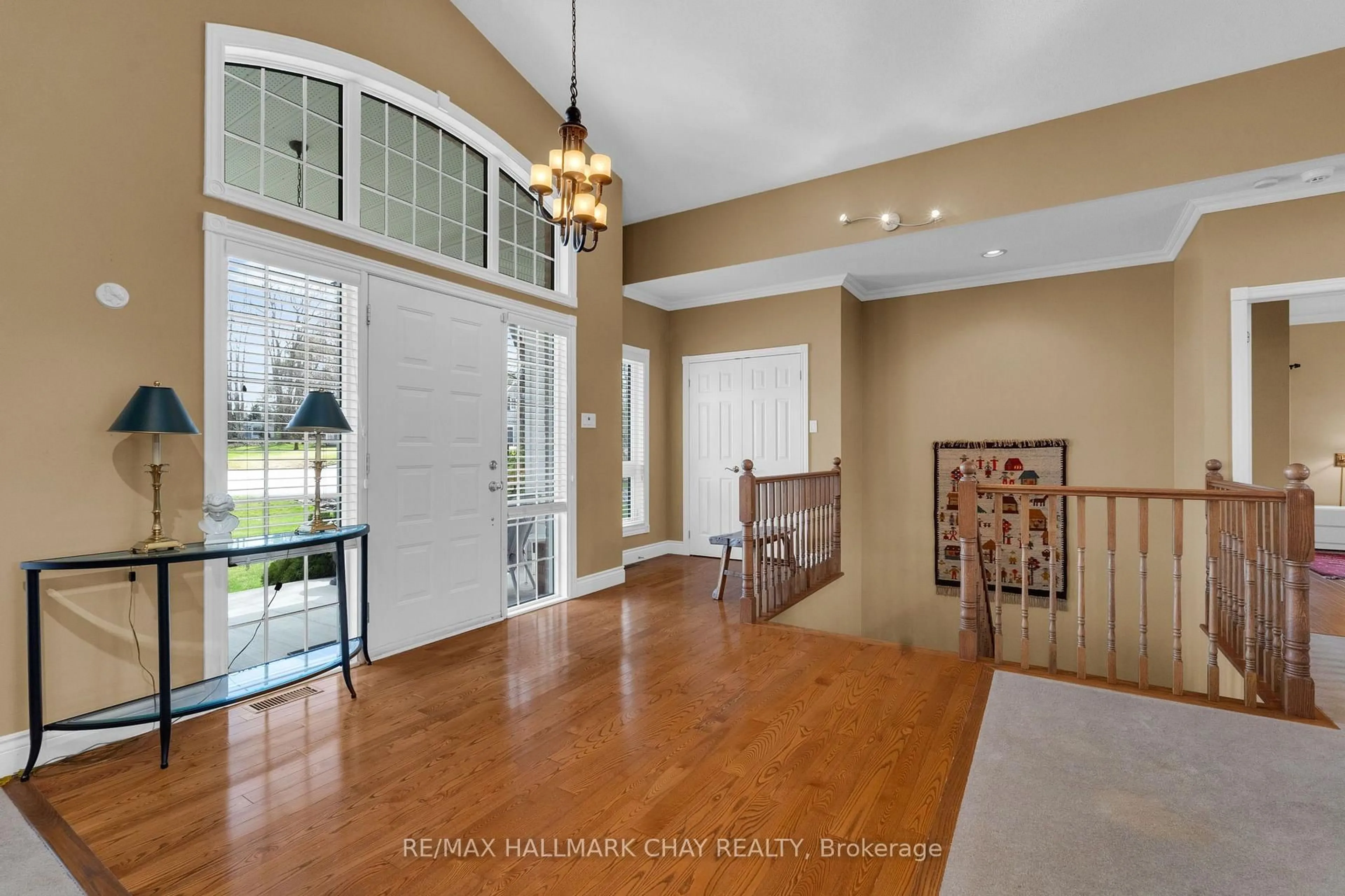 Indoor foyer for 16 Chestnut Lane, Oro-Medonte Ontario L0L 2L0