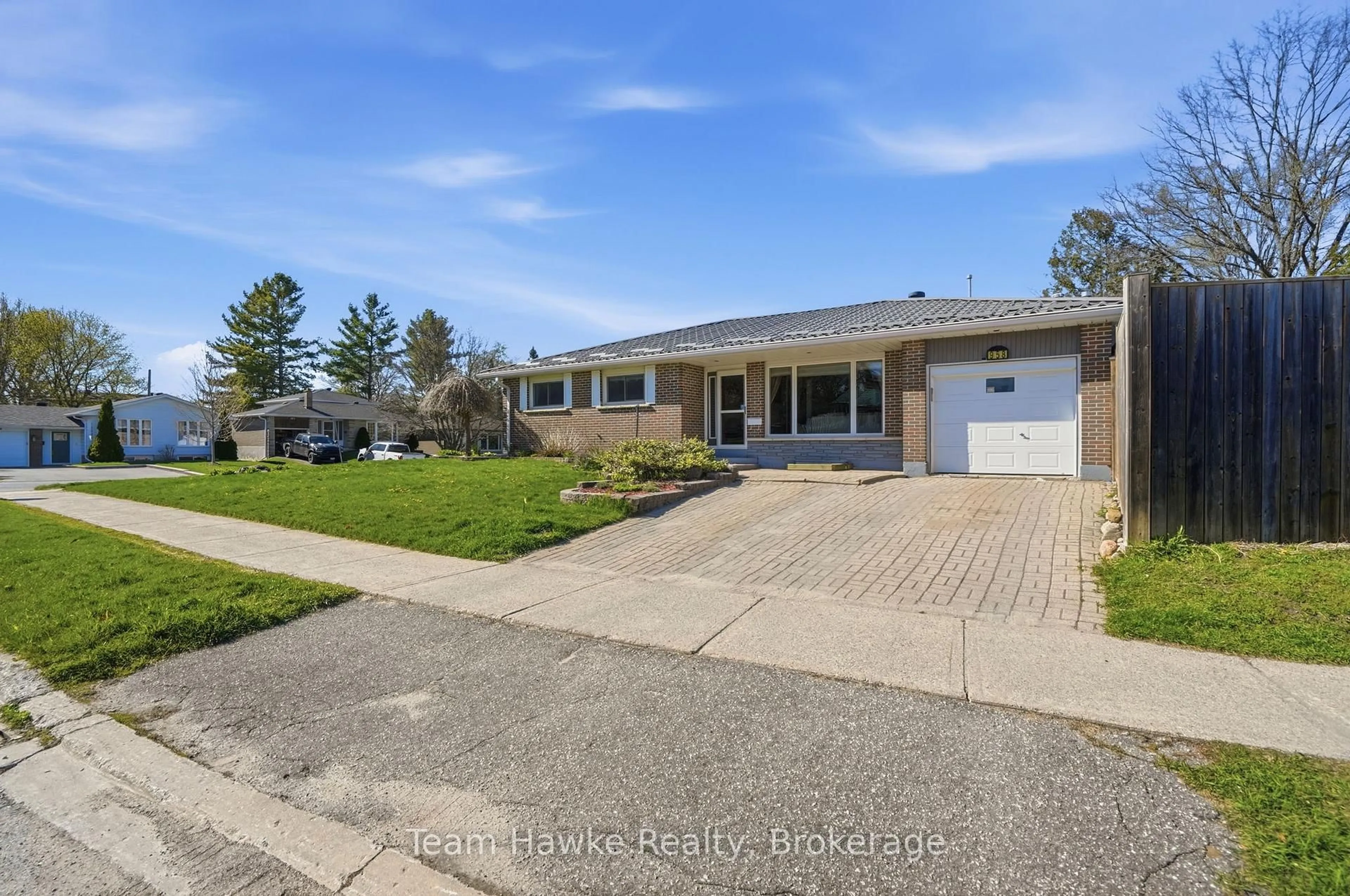 A pic from outside/outdoor area/front of a property/back of a property/a pic from drone, street for 958 Montreal St, Midland Ontario L4R 1H2