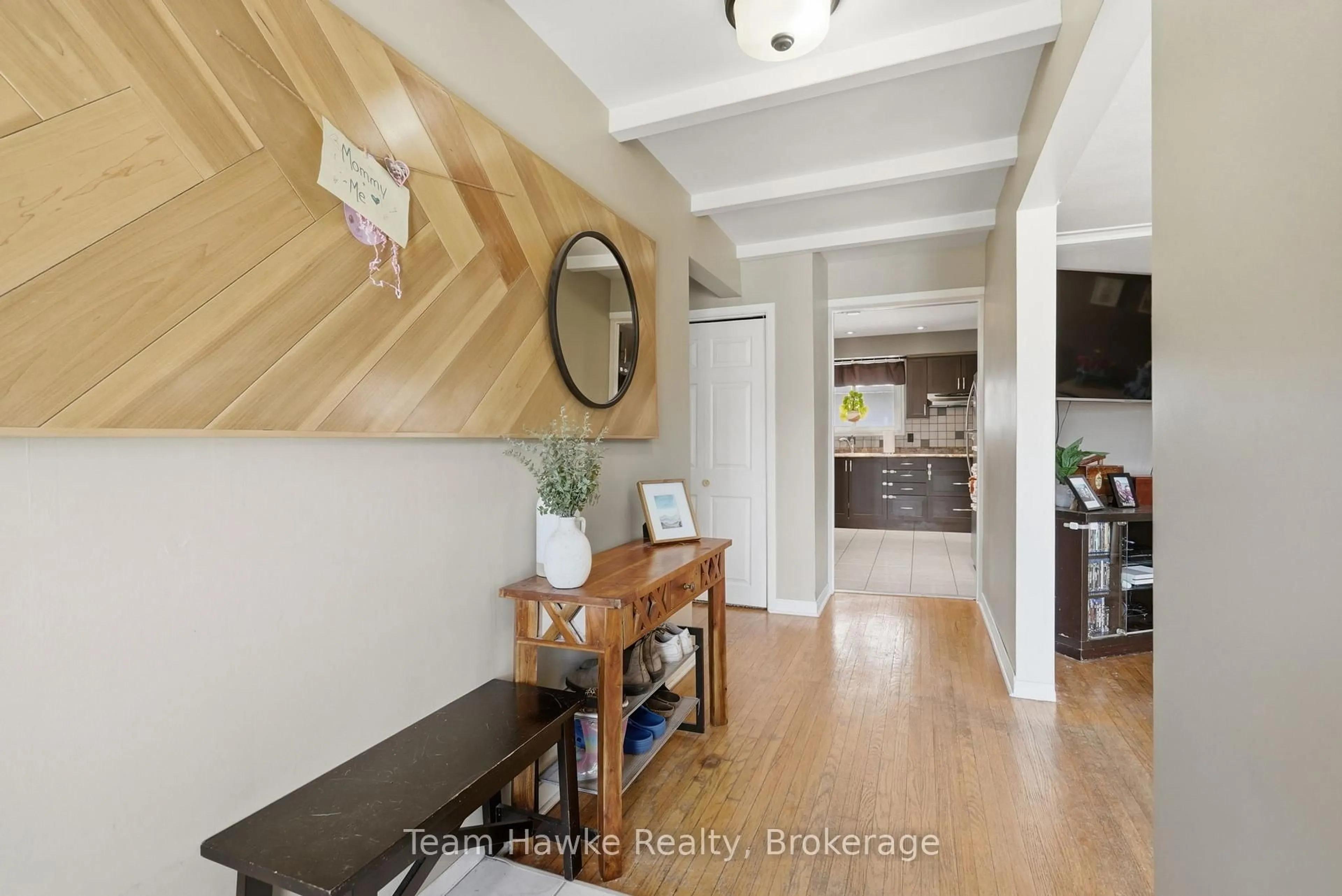 Indoor entryway for 958 Montreal St, Midland Ontario L4R 1H2